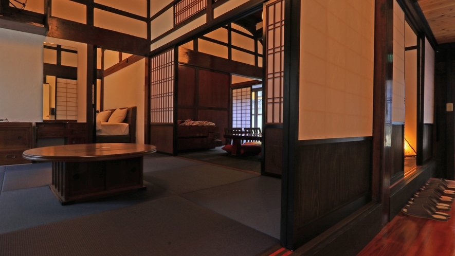 館内は、ベッドスペース2部屋、居間が2部屋あります。