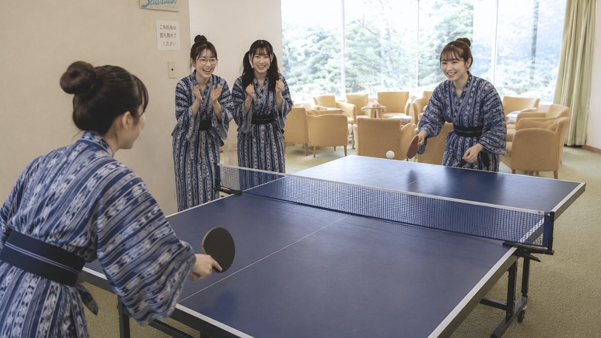 本館2階ラウンジで卓球大会