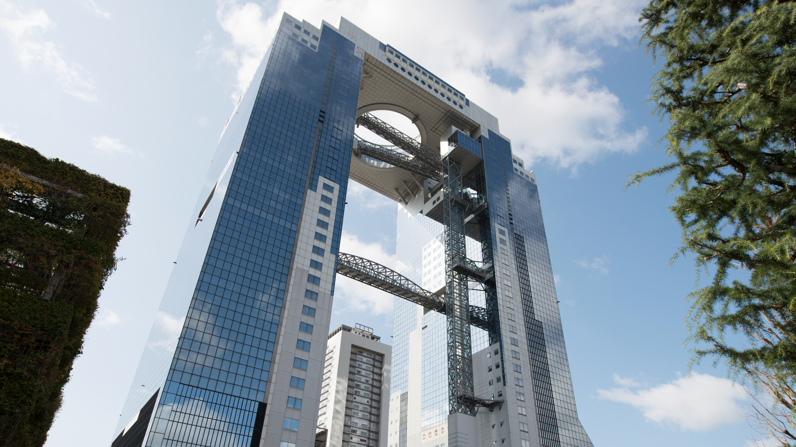 梅田スカイビル（&copy;(公財)大阪観光局）