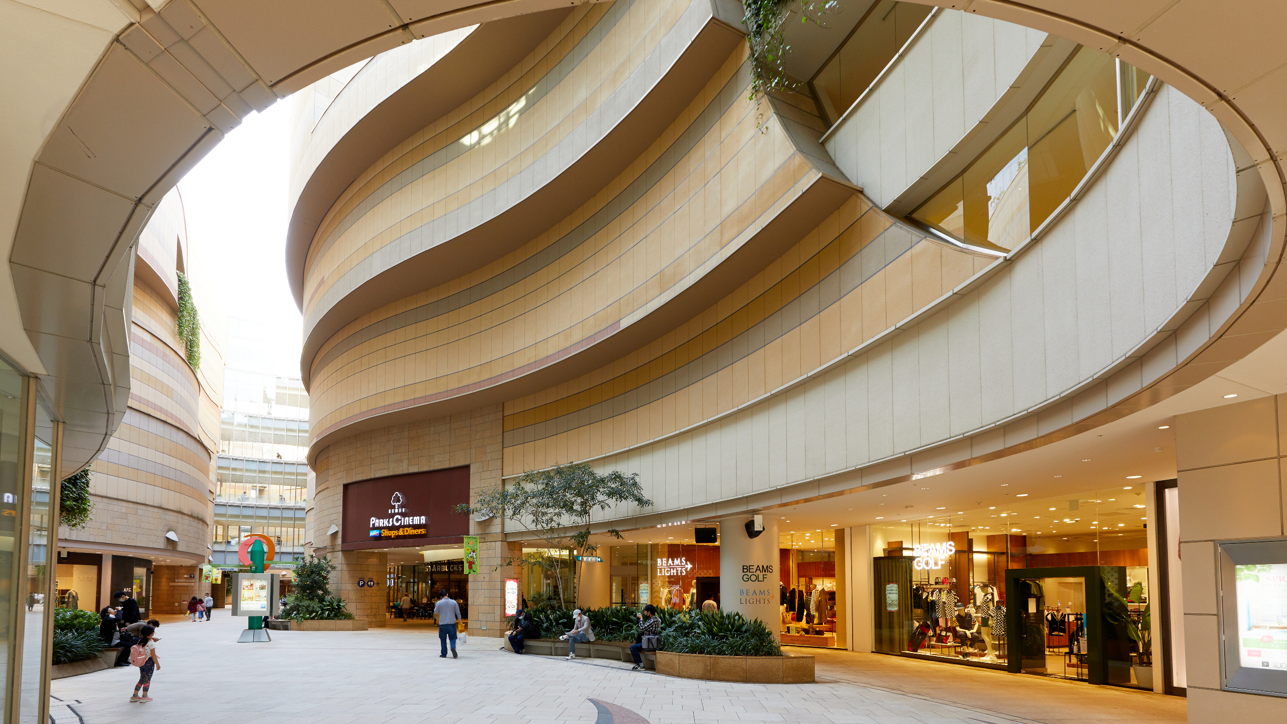 なんばパークス（&copy;(公財)大阪観光局）