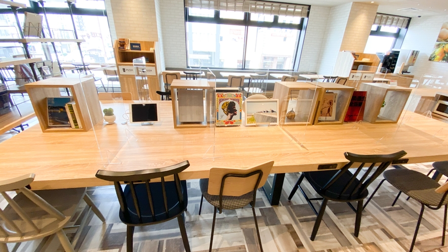 【ライブラリーカフェ】中央のビッグテーブルは、「瀬戸内国際芸術祭」コーナーとしています。