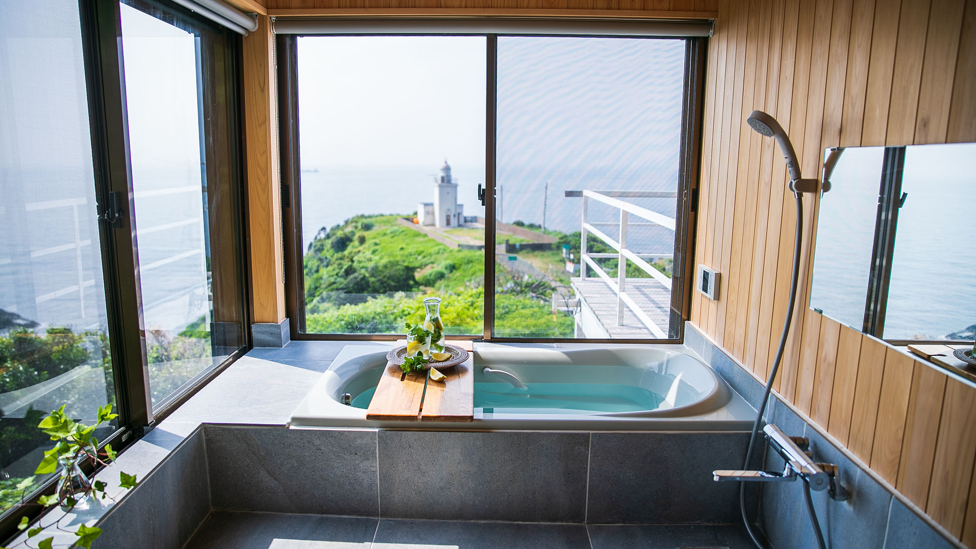 ・【浴室】バスルームからもオーシャンビューをお楽しみいただけます。解放感ある入浴時間をご堪能ください