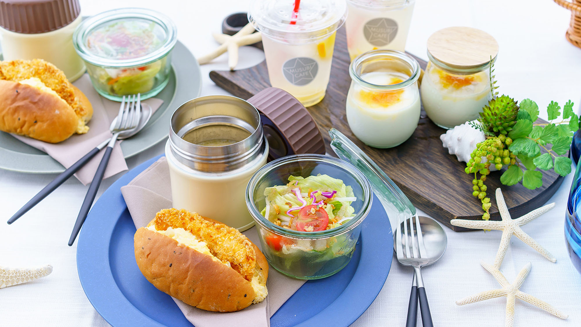 ・【朝食一例】大島名物の「漁師サンド」がメインの朝食セットをお部屋までお届け。ゆっくりご堪能ください