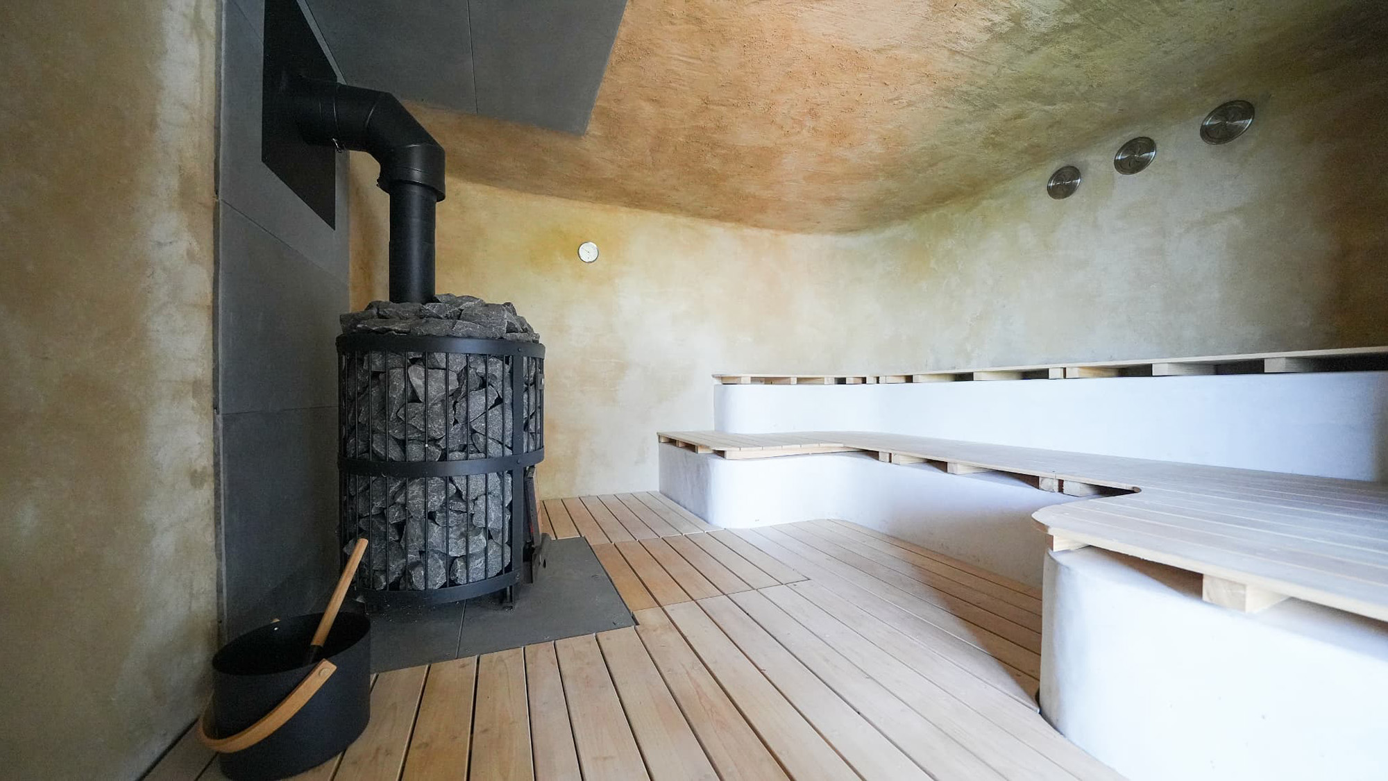 ・【薪サウナ「MURO」】VILLA MINAWA併設の薪サウナ「MURO」