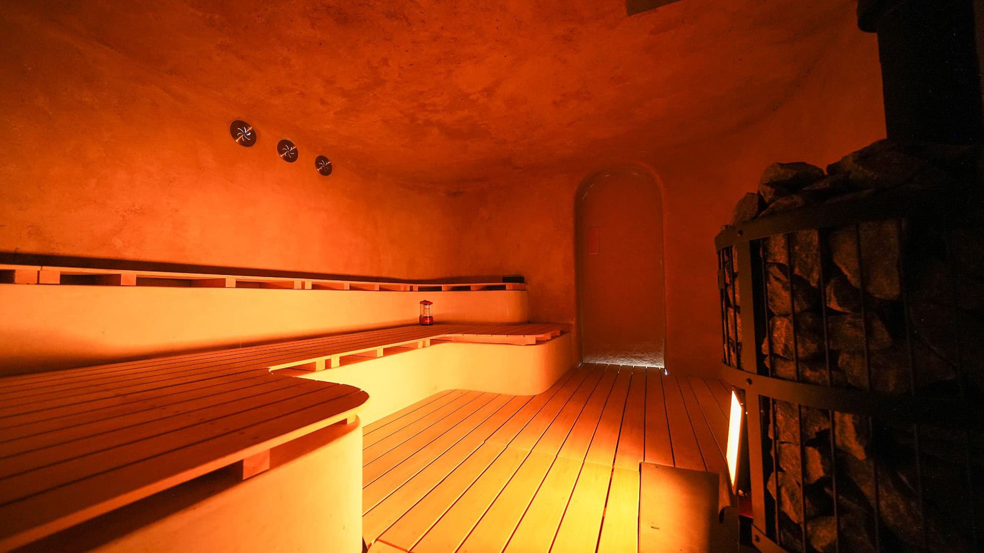 ・【薪サウナ「MURO」】完全な暗闇と薪の香り、揺れる炎をご堪能ください