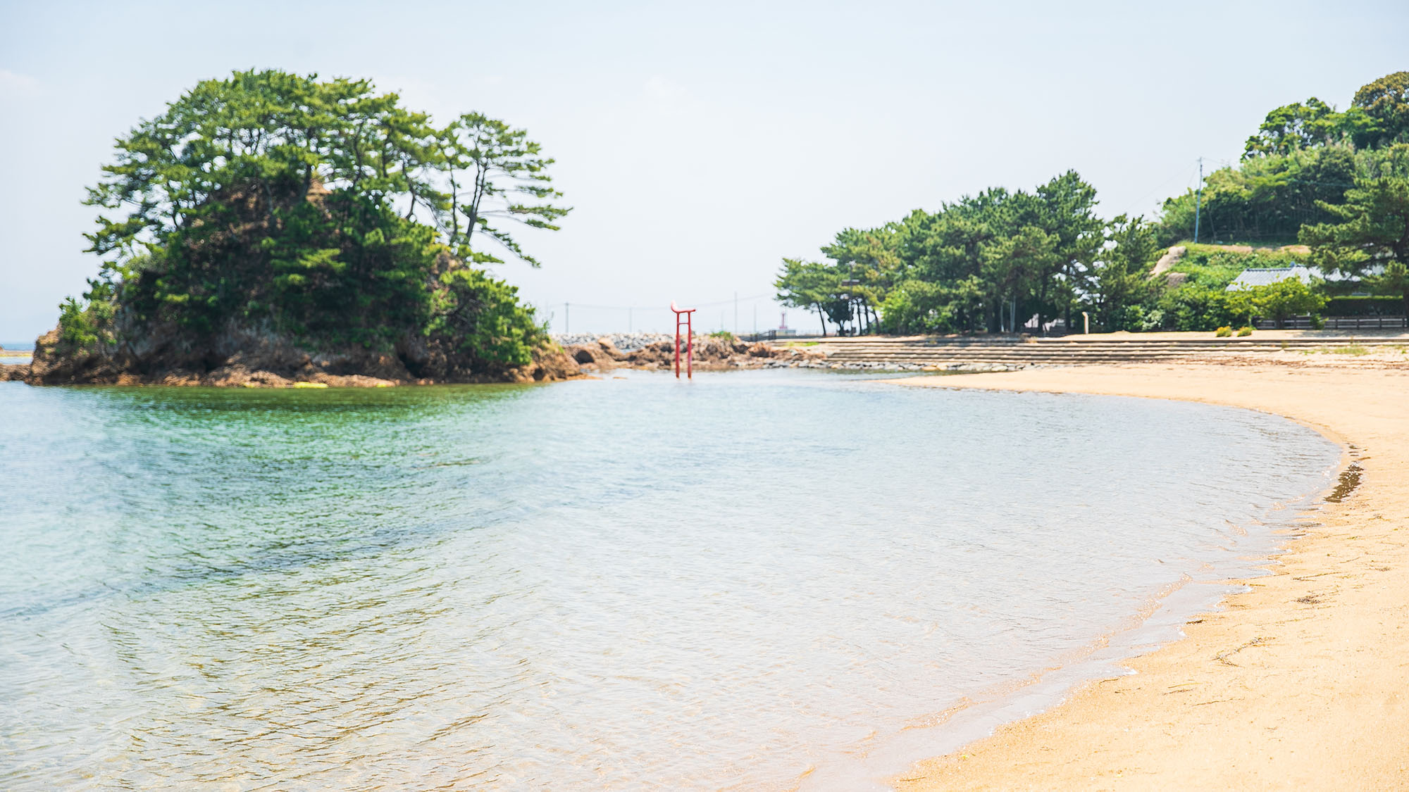 ・【周辺】恋のパワースポットでもある夢の小夜島は、干潮時に現れる「海の道」を歩いて渡ることができます