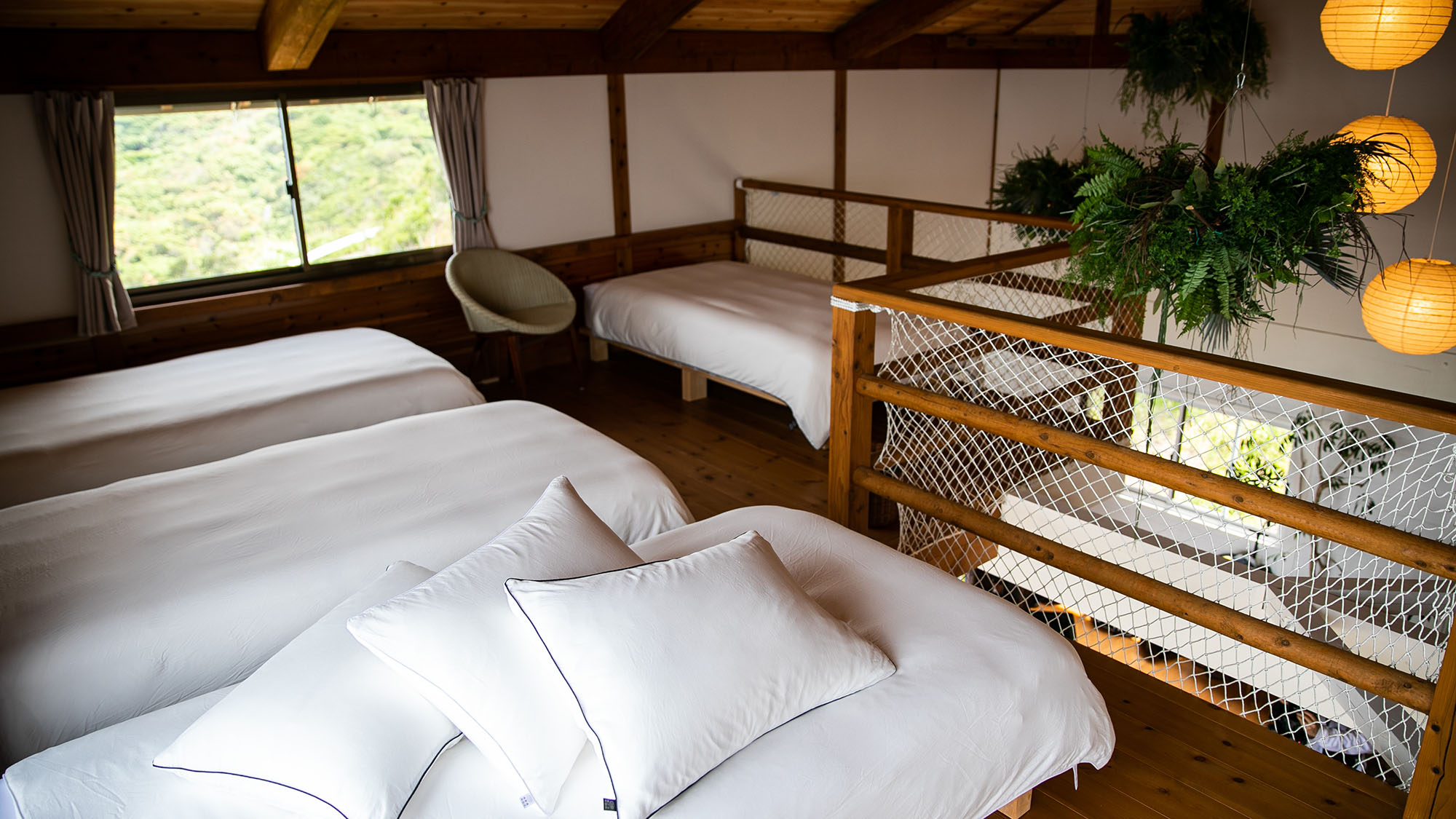 ・【ベッドルーム】シングルベッドが6台あり、1人ずつしっかりスペースを確保してお休みいただけます