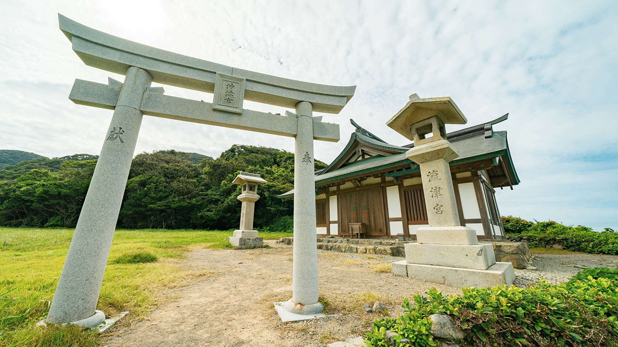 ・【周辺】沖ノ島を遥拝するための沖津宮遙拝所からは、天気の良い日には沖ノ島を望むことができます