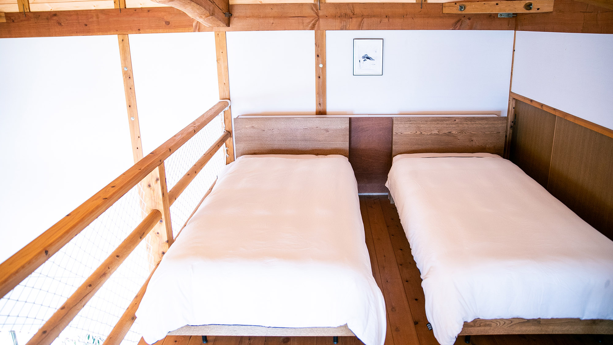 ・【ベッドルーム】1人ずつシングルベッドでお休みいただけるため、のびのびとお寛ぎいただけます