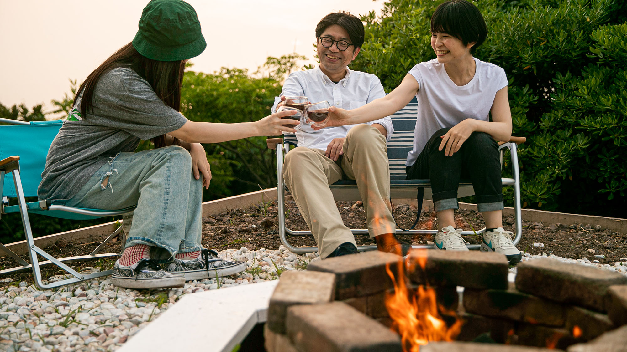 ・【ファイヤーピット】木が揺れる音を聞きながら、焚火とワインを楽しむ贅沢な時間をお過ごしいただけます