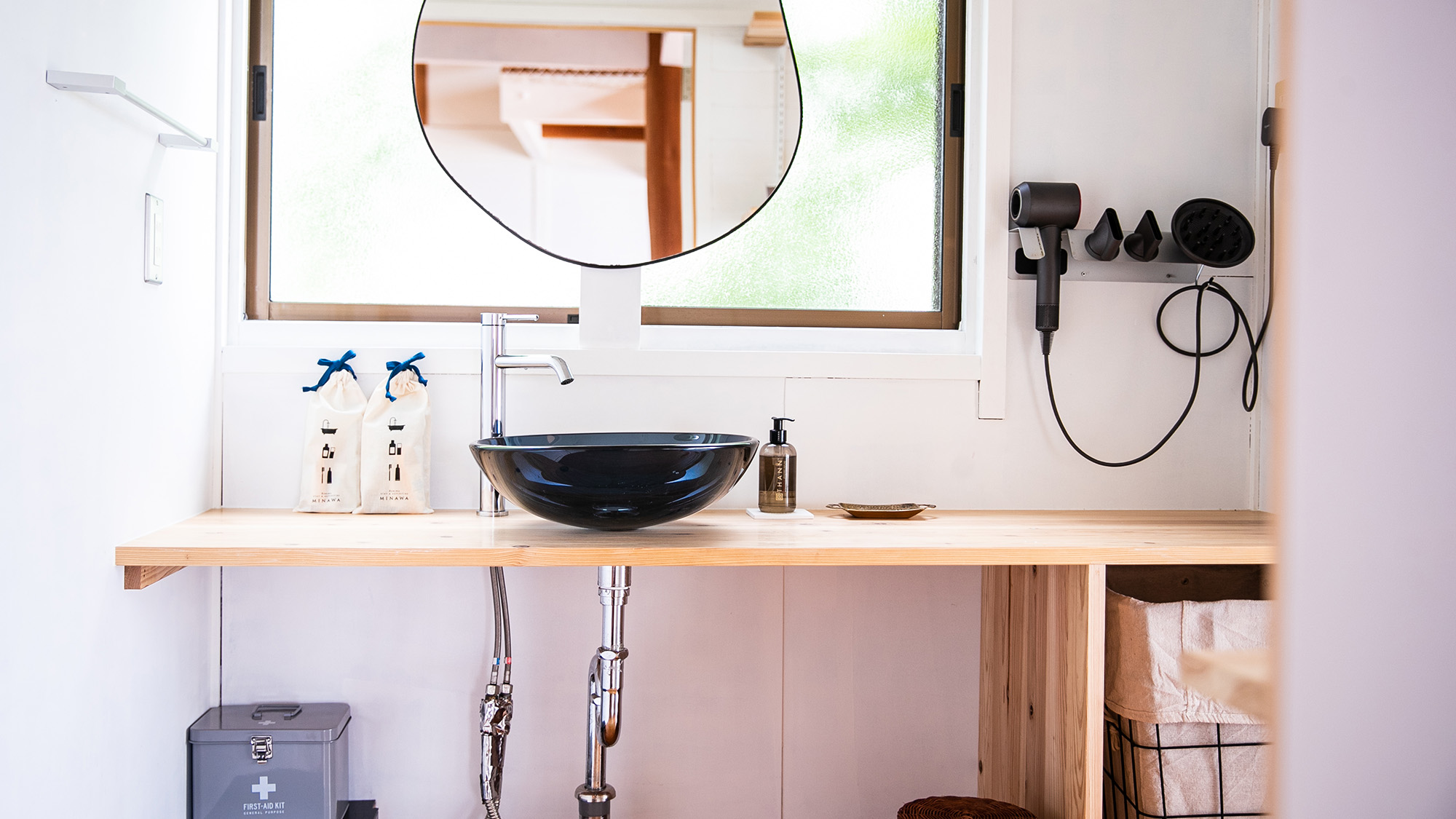 ・【洗面所】特徴的な形の鏡が印象的な洗面所は、ゆとりある空間で朝の支度も快適に行っていただけます