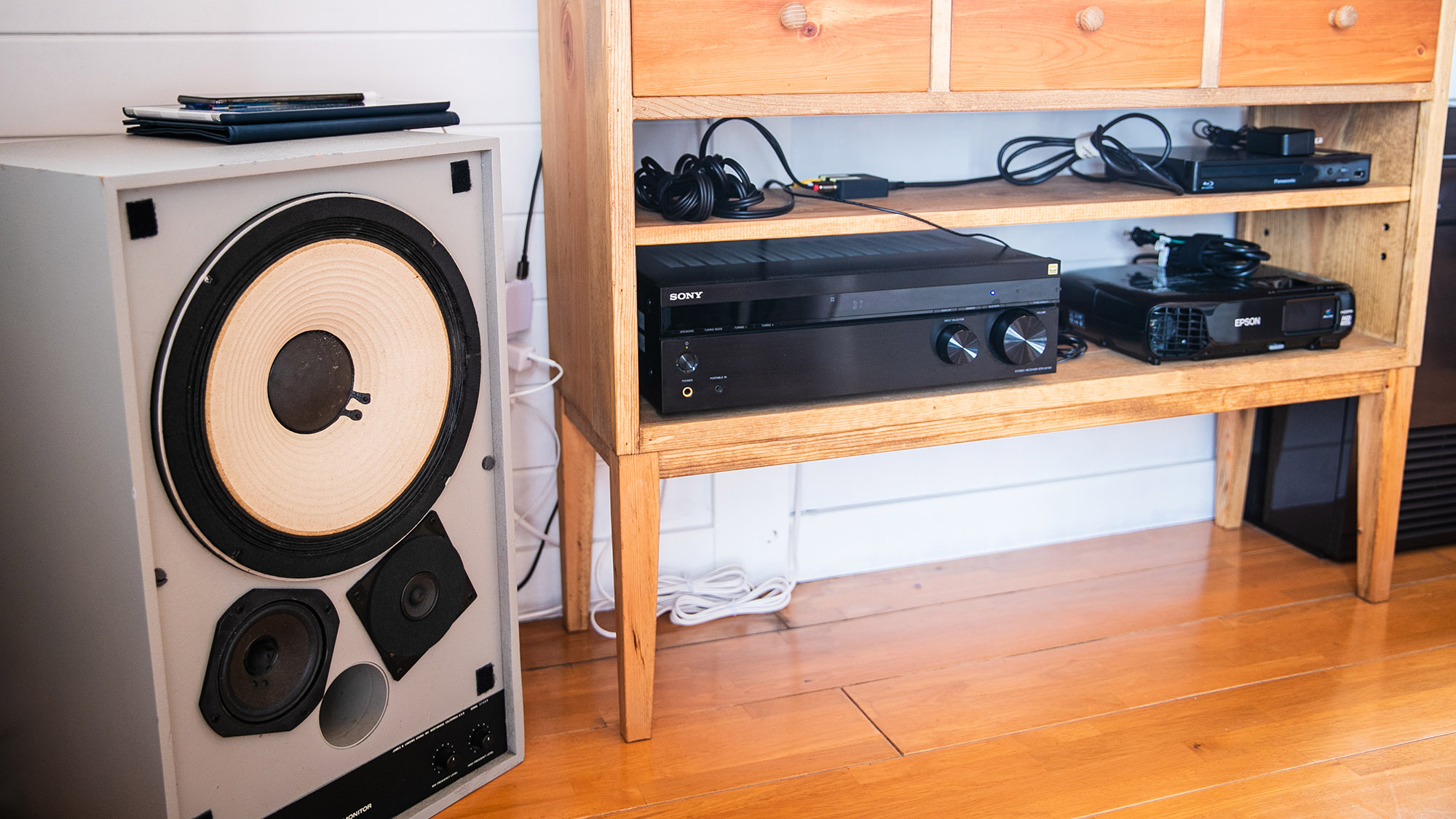 ・【リビング】オーディオやプロジェクターをご用意しております。ご自由にご利用ください