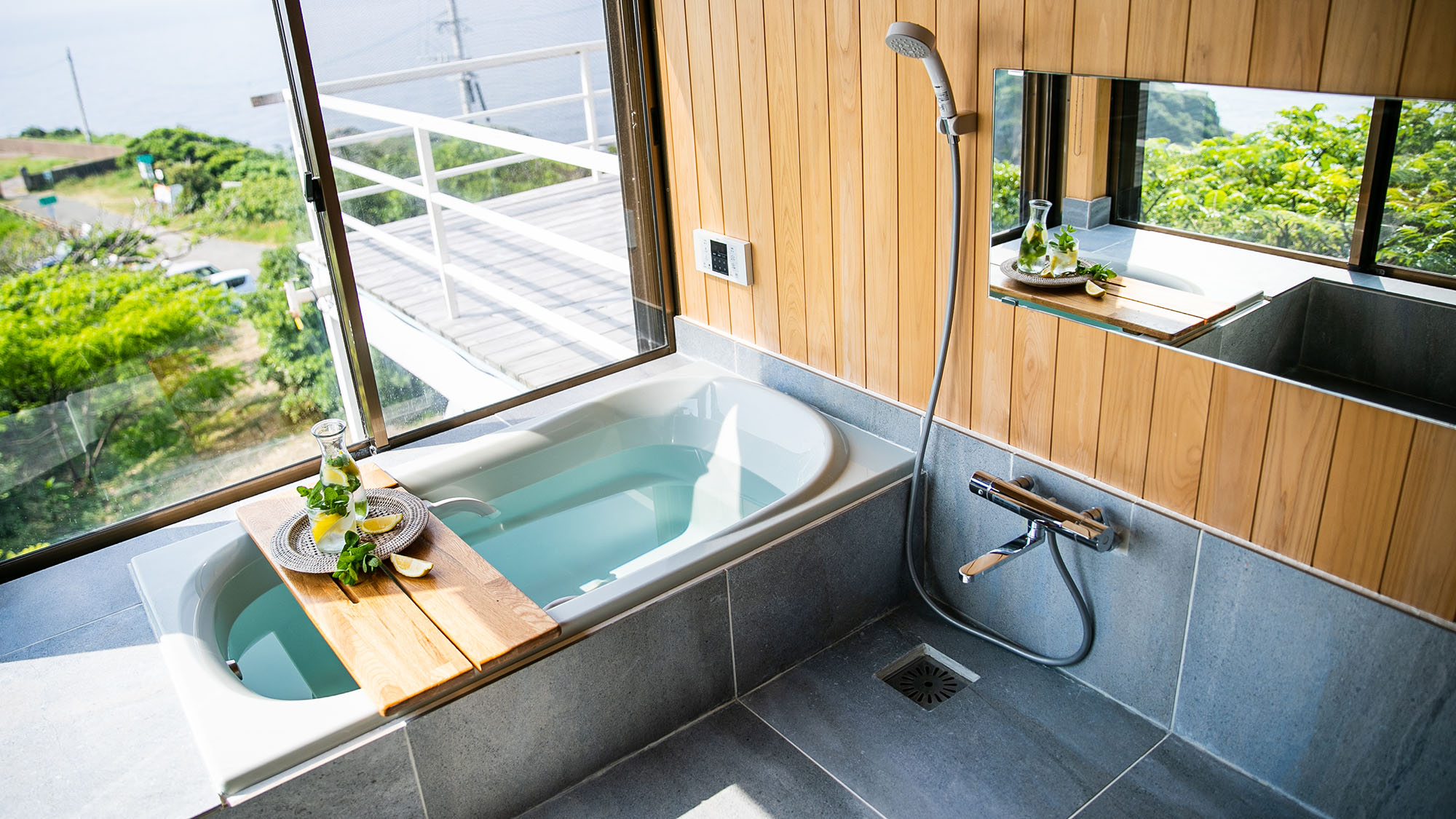 ・【浴室】ゆとりある広さのバスルームです。解放感のある入浴時間で日々の疲れを癒してお過ごしください