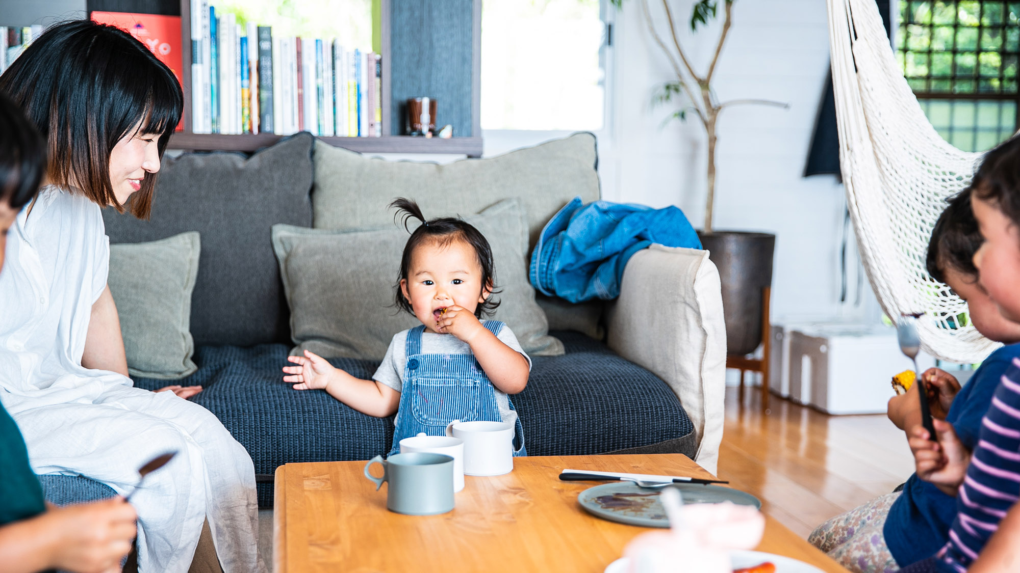 ・【リビング】大自然に囲まれた非日常的な立地にありながら、居心地のよいお部屋になっております