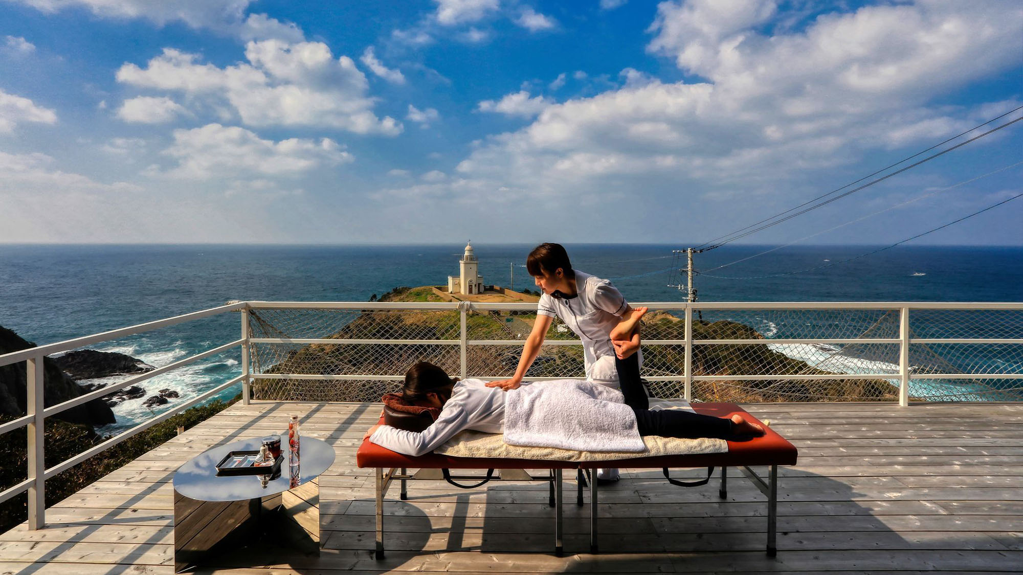 ・【アロマストーンセラピー】青空の下で受けるマッサージは気持ちよさも格別。極上のリラクゼーション体験