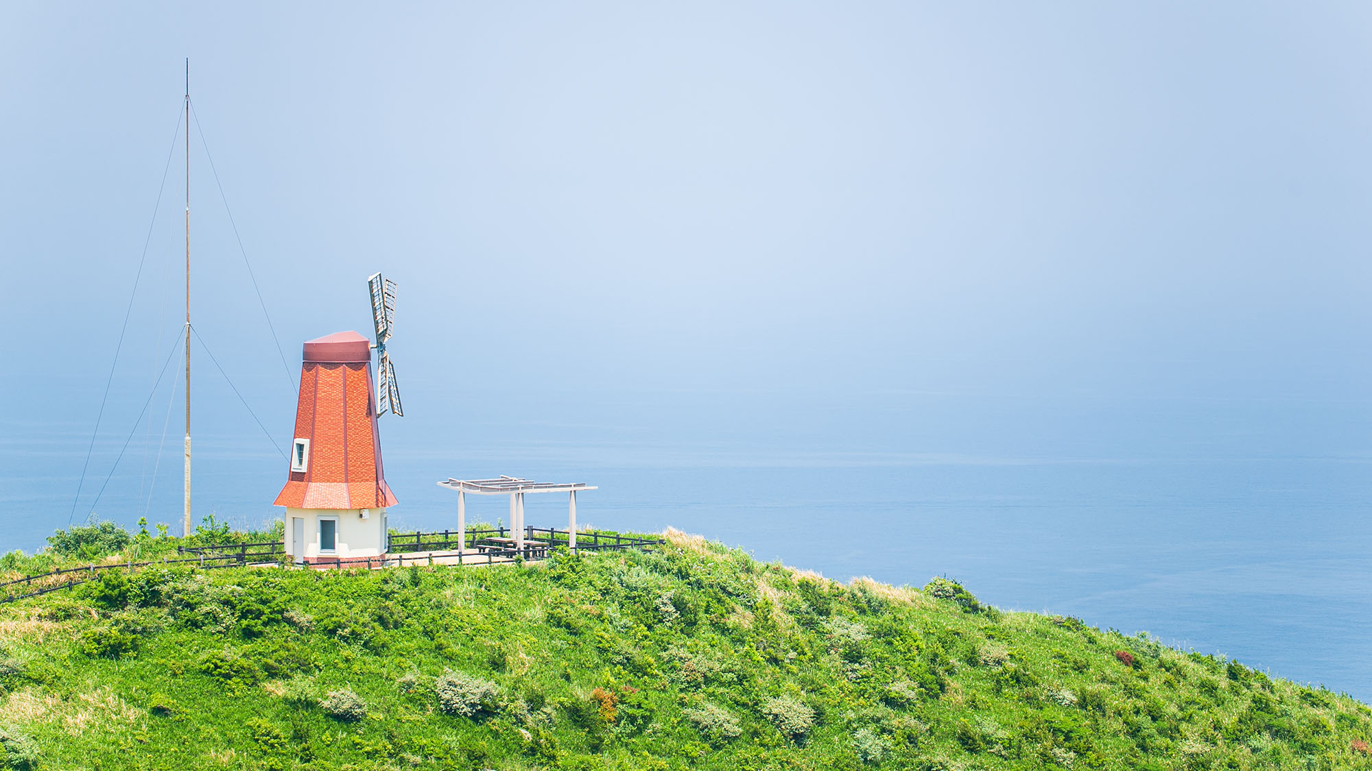 ・【周辺】大島の北部にある風車展望台。昼は玄界灘、夜は満天の星空が見られるロケーションです