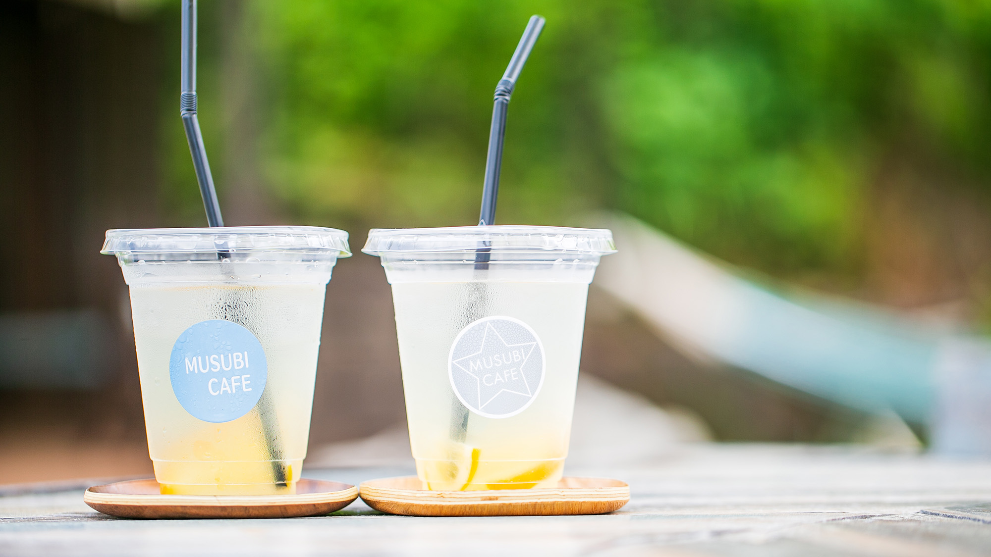 ・【むすびカフェ】隣接カフェにて、大島産のレモンと甘夏で作った特製のレモネードをお飲みいただけます