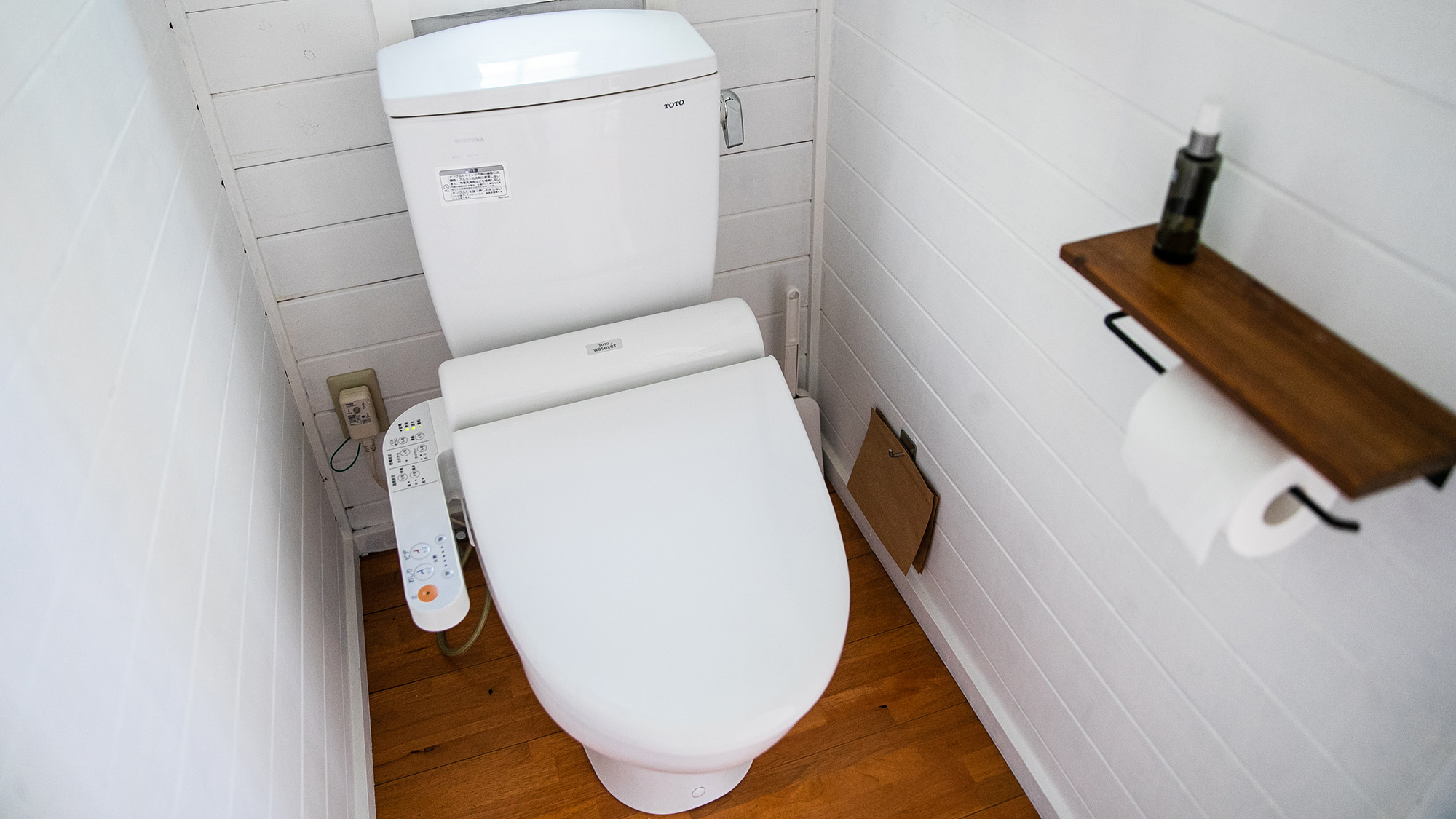 ・【トイレ】明るさが印象的なトイレは温水洗浄機能付き。清潔感抜群で快適にご利用いただけます