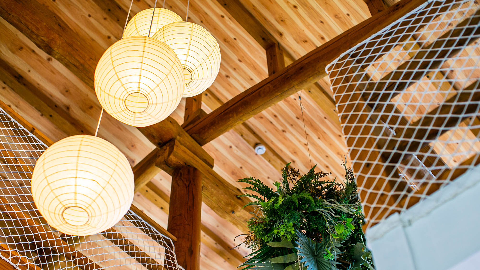 ・【室内】お部屋の中でも自然を感じられるようなインテリアです。気持ちよくお過ごしいただけます