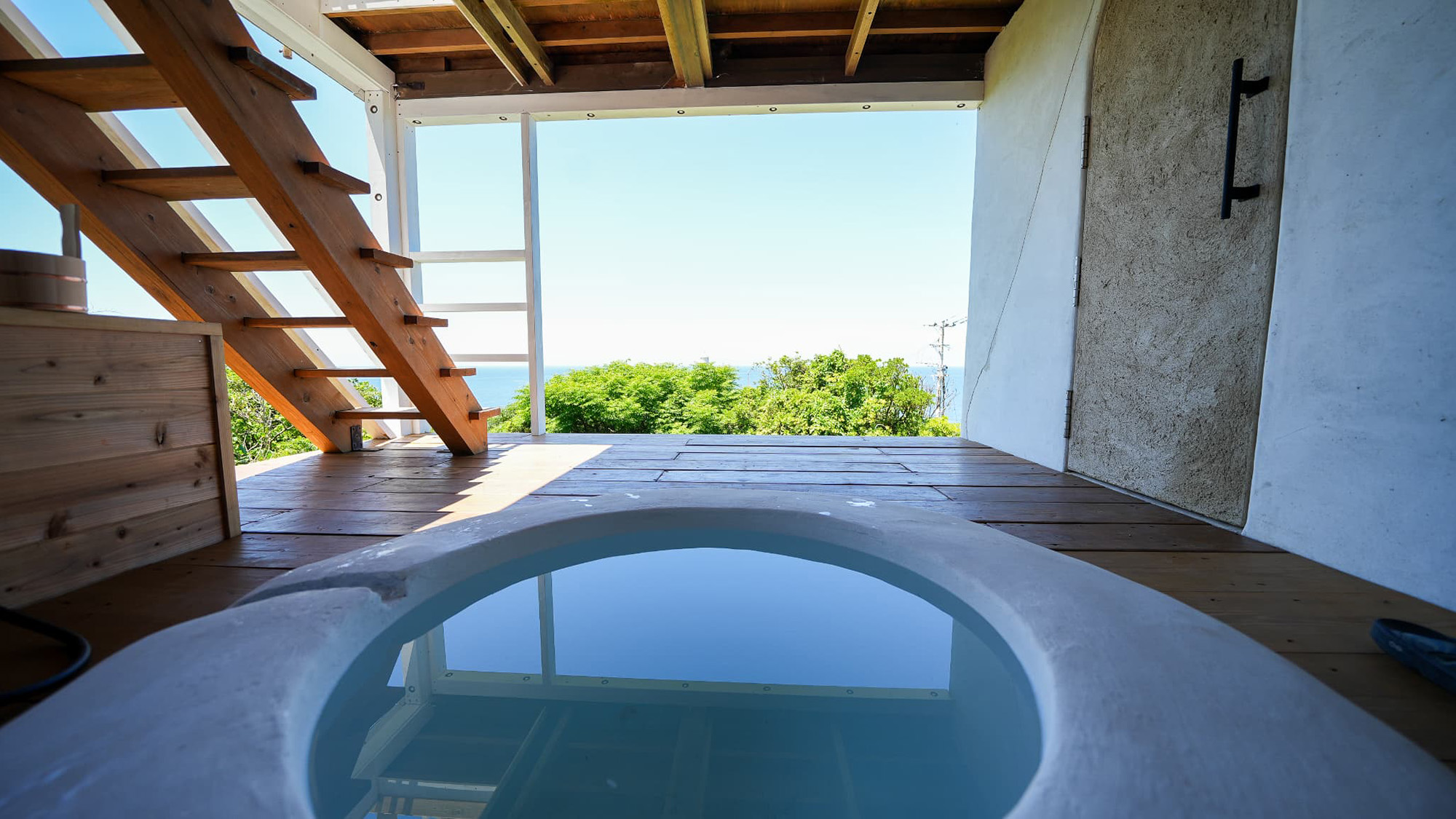 ・【薪サウナ「MURO」】サウナの後には、アースバッグ工法による水風呂へ