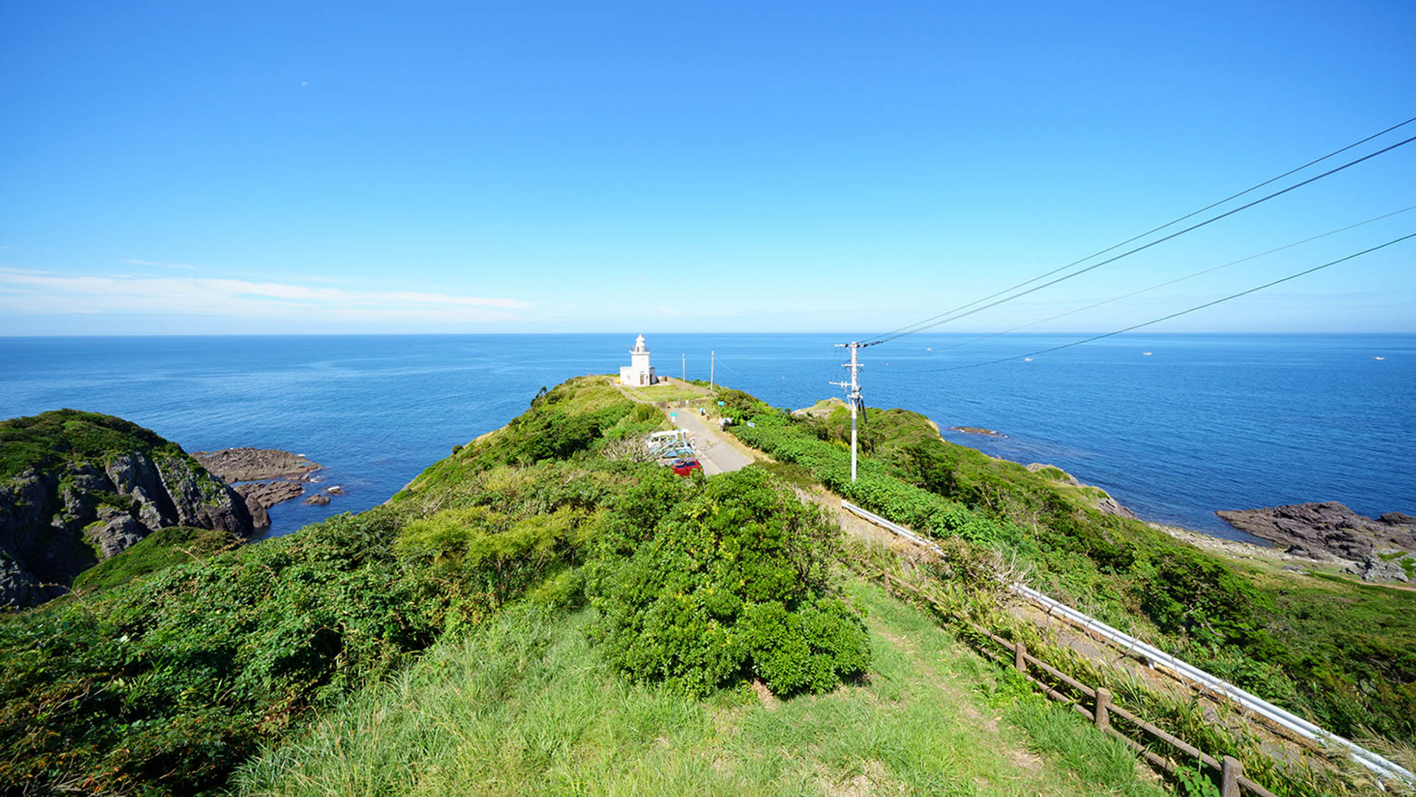 ・【眺望】宿からは、豊かな緑の中に佇む大島灯台とその先に遠くまで広がる青い海をご覧いただけます