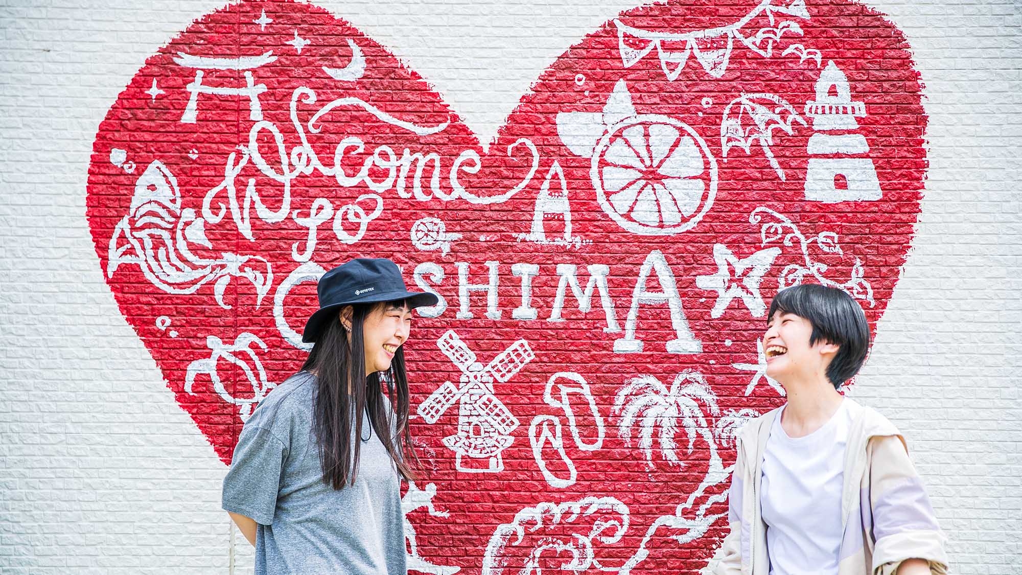 ・【むすびカフェ】旅の思い出に、カフェの壁面に描かれた絵の前で記念に写真はいかがですか