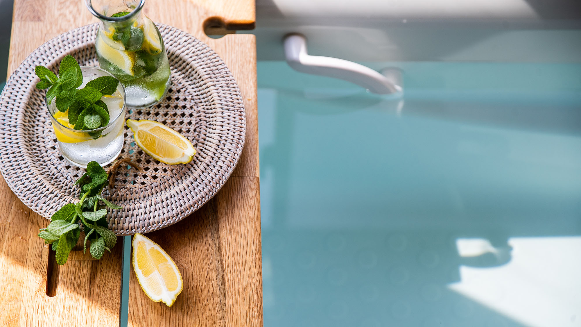 ・【浴室】大きな窓から絶景を眺めながらゆっくり温まる、気持ちのよい非日常体験をお楽しみください