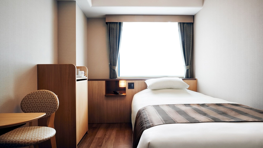 シングルルーム：幅120cmのセミダブルサイズのベッドとフリースタイルのテーブルをご用意。