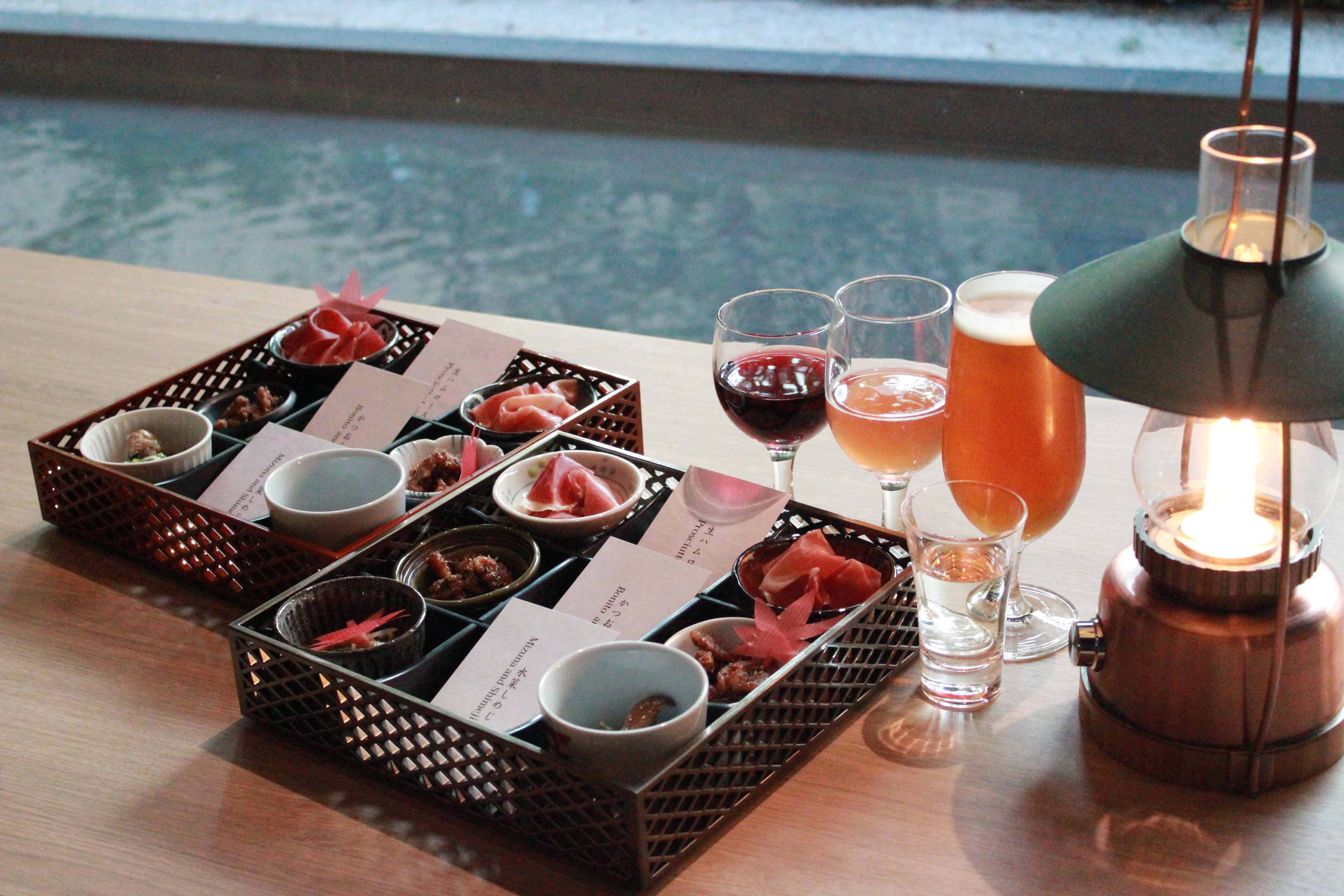 ソーシャルアワー18:00-20:30では、京都の地酒やおつまみをお愉しみいただけます