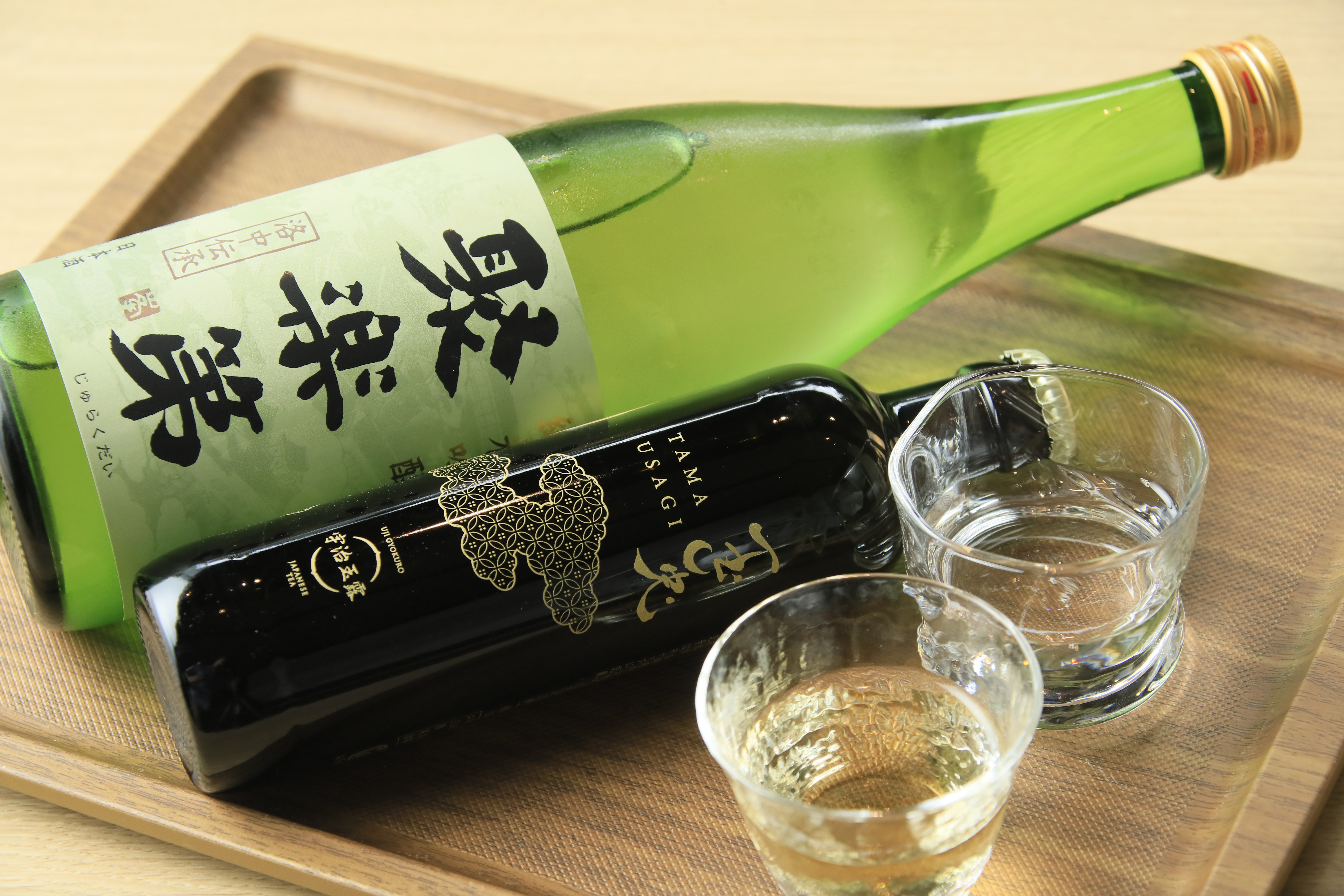 ウェルカムドリンクとして京都宇治玉露の玉兎と佐々木酒造の聚楽第をご用意しております