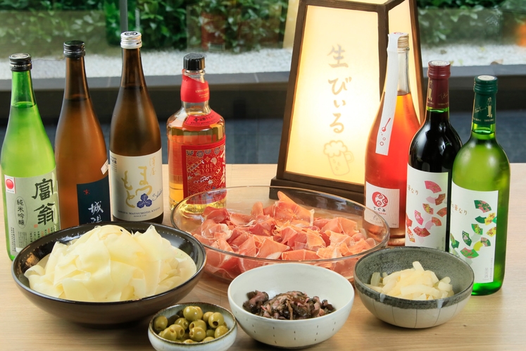 ソーシャルアワー17:00-20:00では、京都の地酒やおつまみをお愉しみいただけます