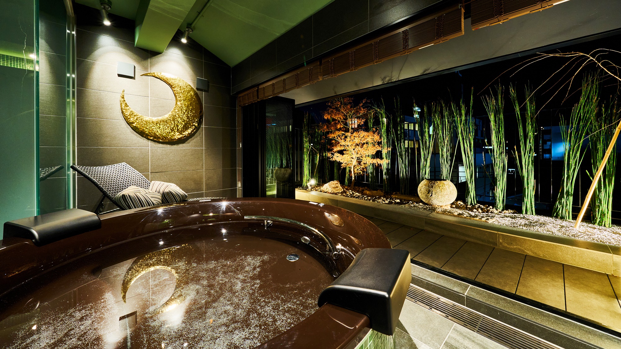 *【月見の湯（5F・最上階）】滞在中、いつでも何度でも入浴できる専用風呂