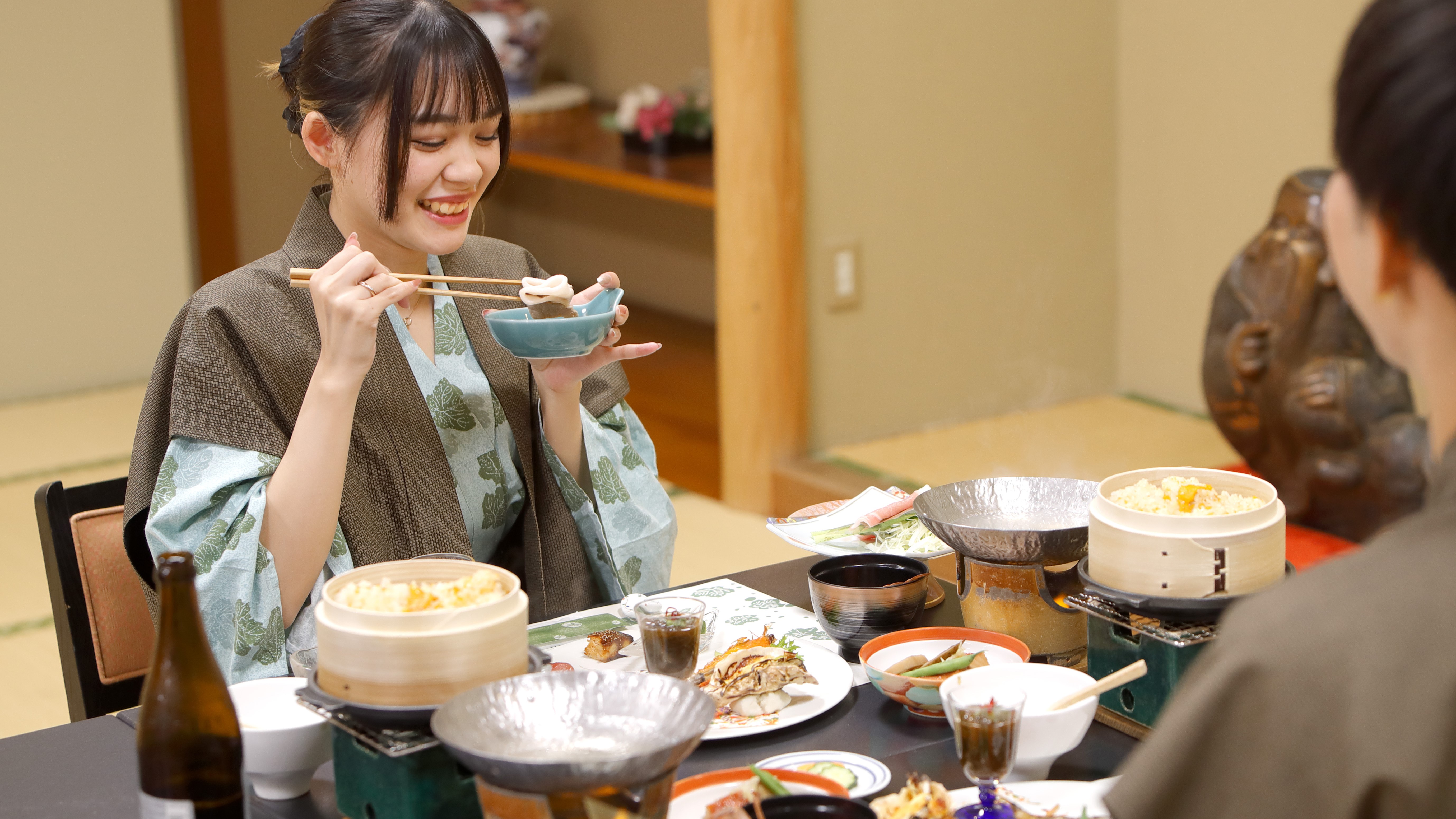 【食事シーン】地元の魚介を始め、新鮮な旬の食材に思わず笑みがこぼれます♪「