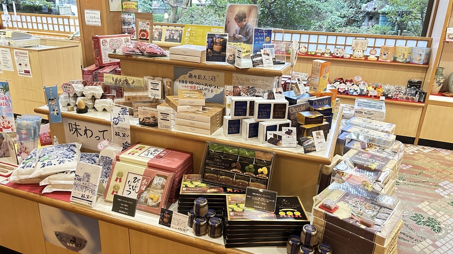 売店には福島の銘菓・名物を揃えています。