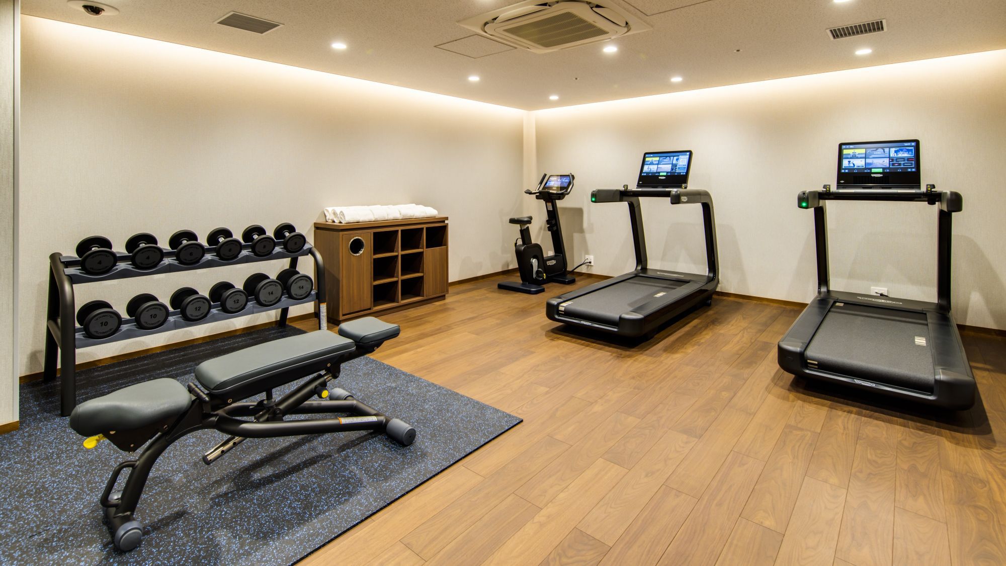 ご宿泊者専用ジム 24時間・無料にてご利用可能