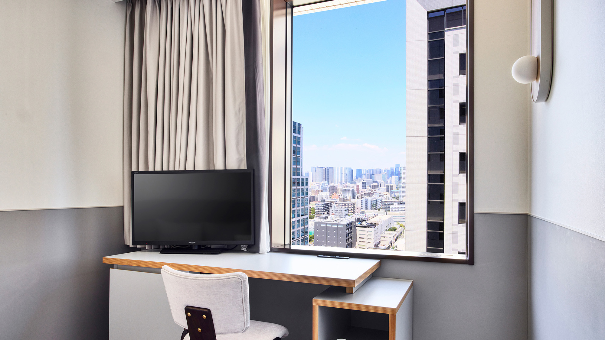 エディションダブル｜ベッド、デスク、テレビがコンパクトに配置されており、ビジネス利用に最適です。