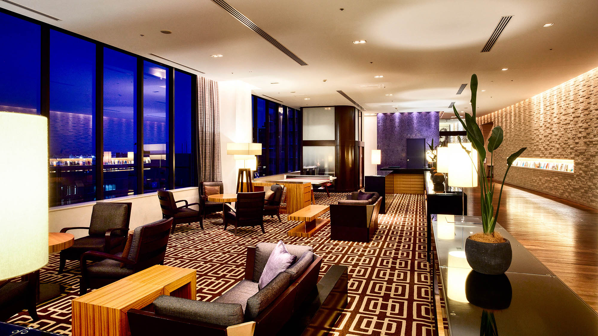 ロビー｜窓から夜景が広がる空間で、卓球も楽しめるロビーです。