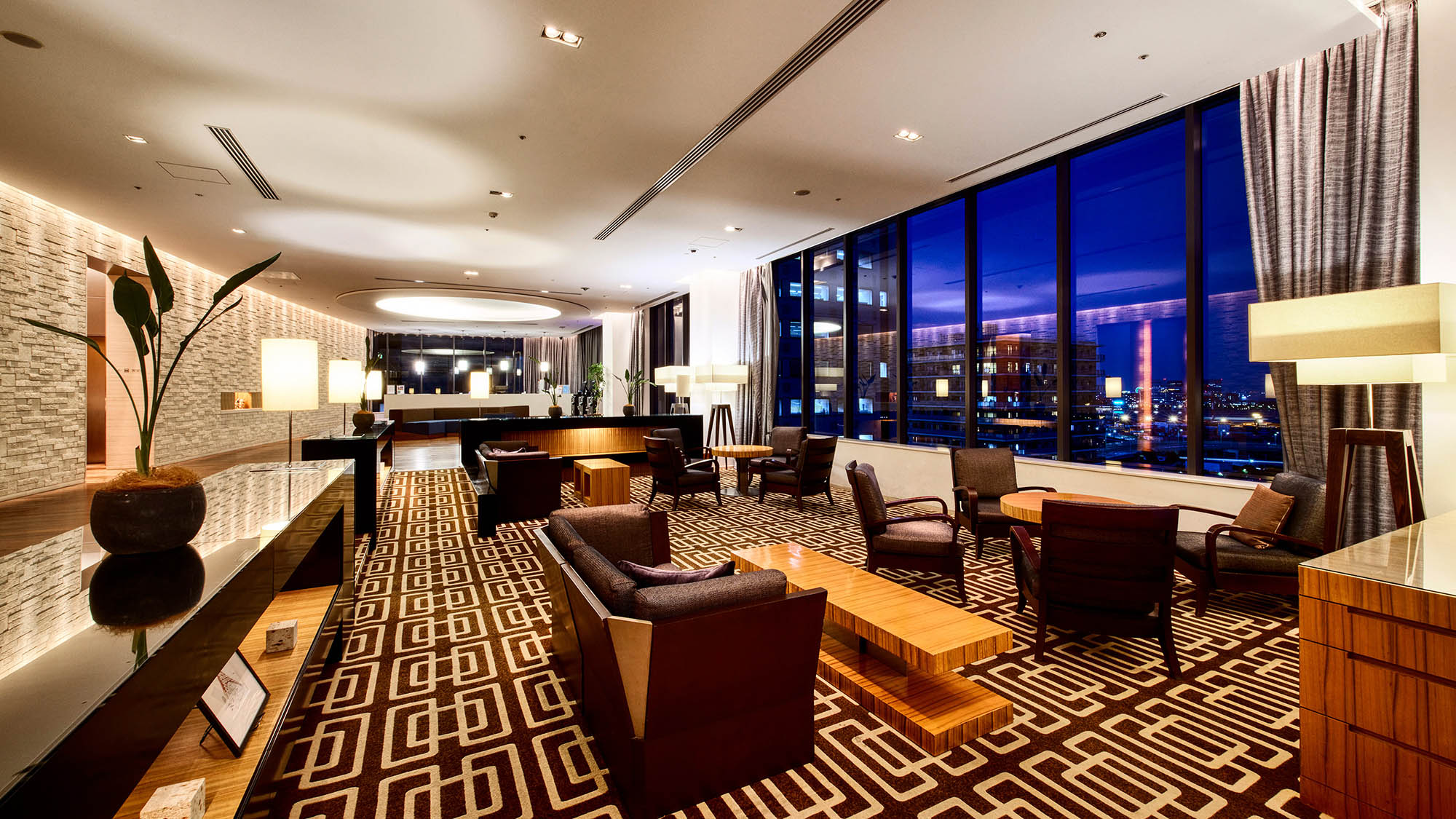 ロビー｜静かな夜を優雅に過ごす、上質なロビー空間です。