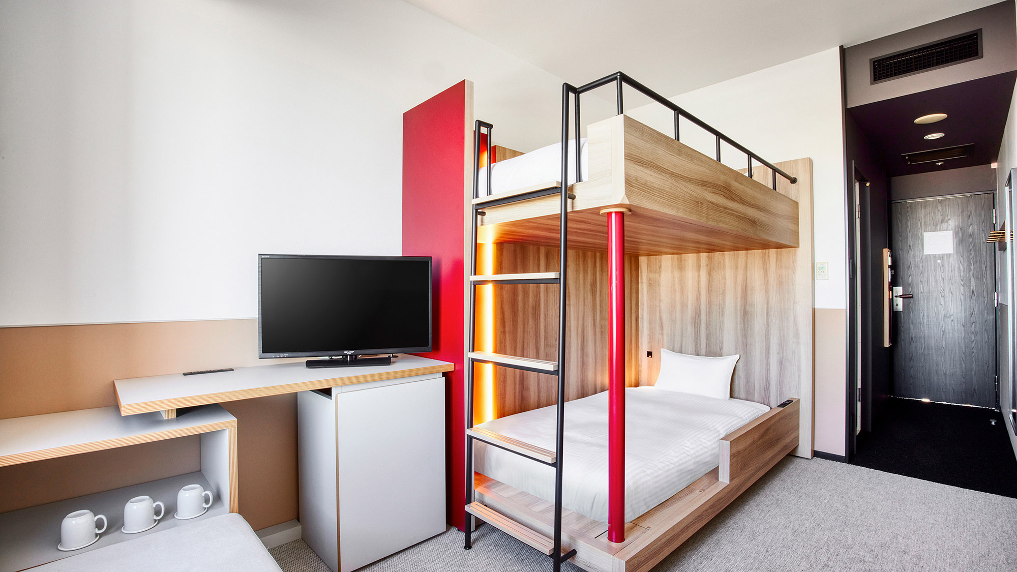 ロフトベッド（ソファベッド付）｜2段ベッドとソファを備えた機能的な客室です。