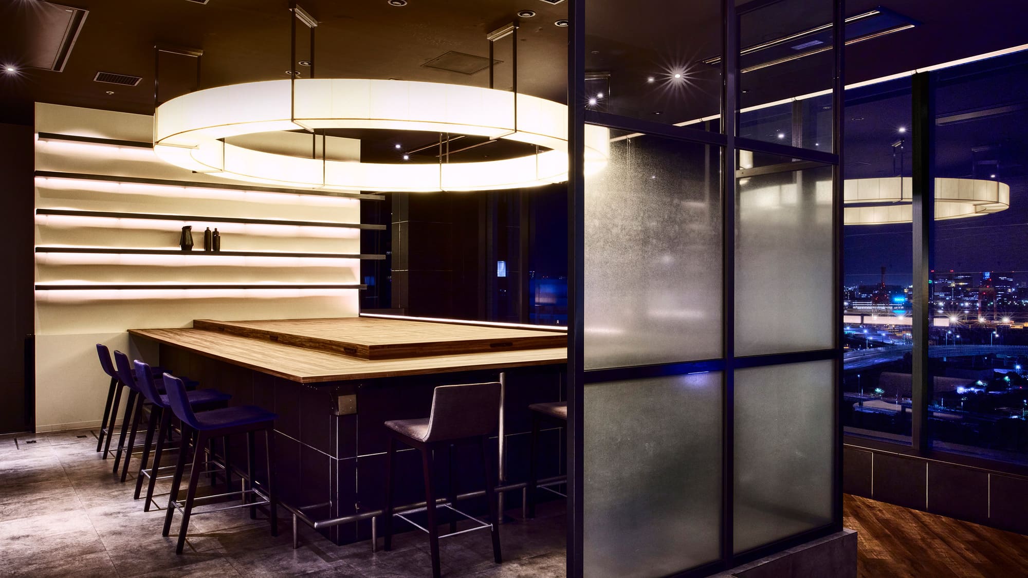 ゲストラウンジ｜営業時間は15時～23時です。※貸切にて利用不可の場合があります。