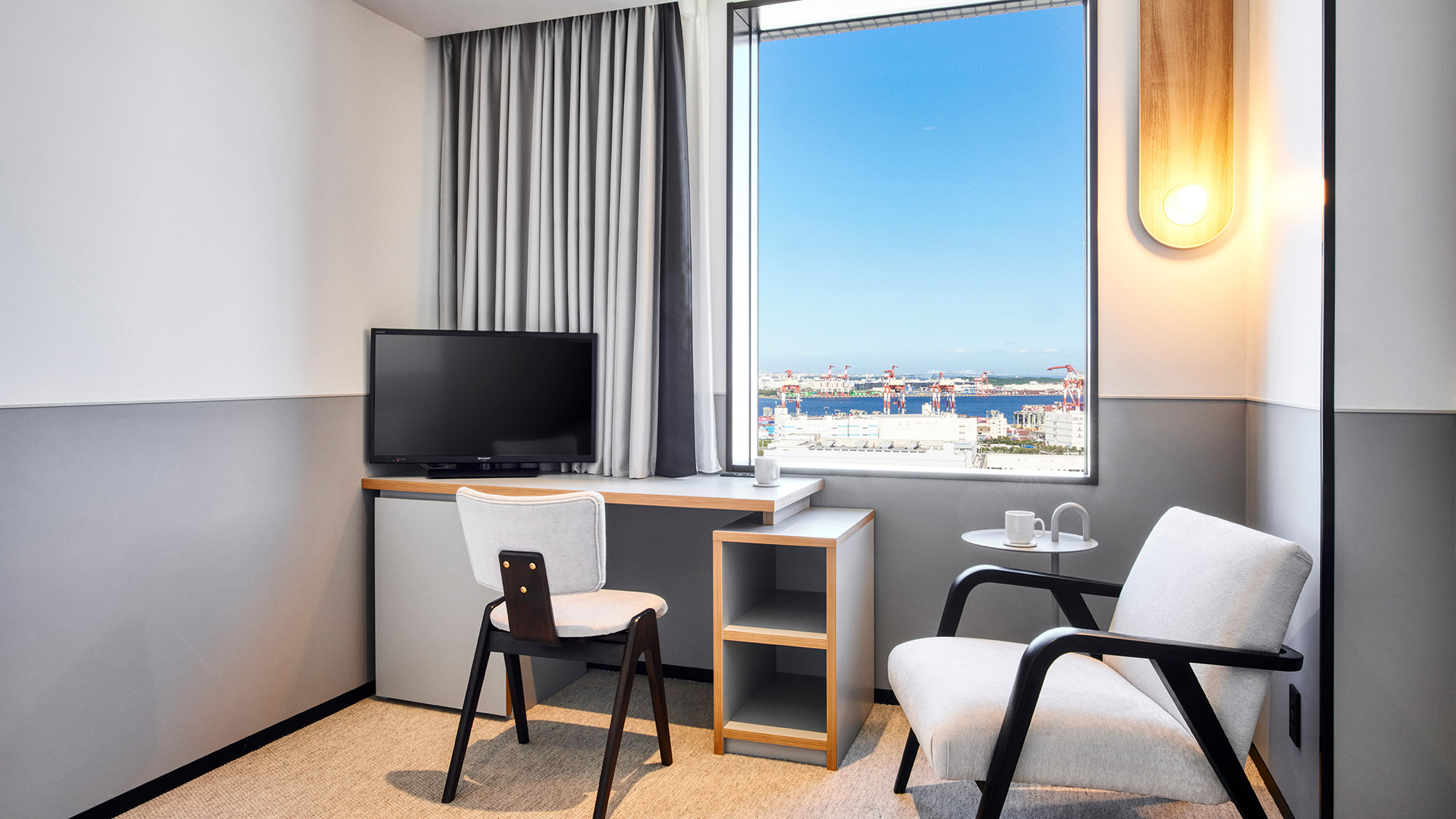 エディションクイーンダブル｜クイーンサイズベッドのほか、デスクや一人がけソファがあります。