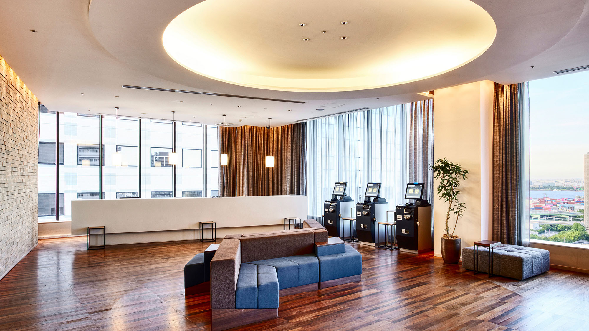 フロント｜やすらぎと都会的なデザインが融合した空間で、お客様をお迎えします。