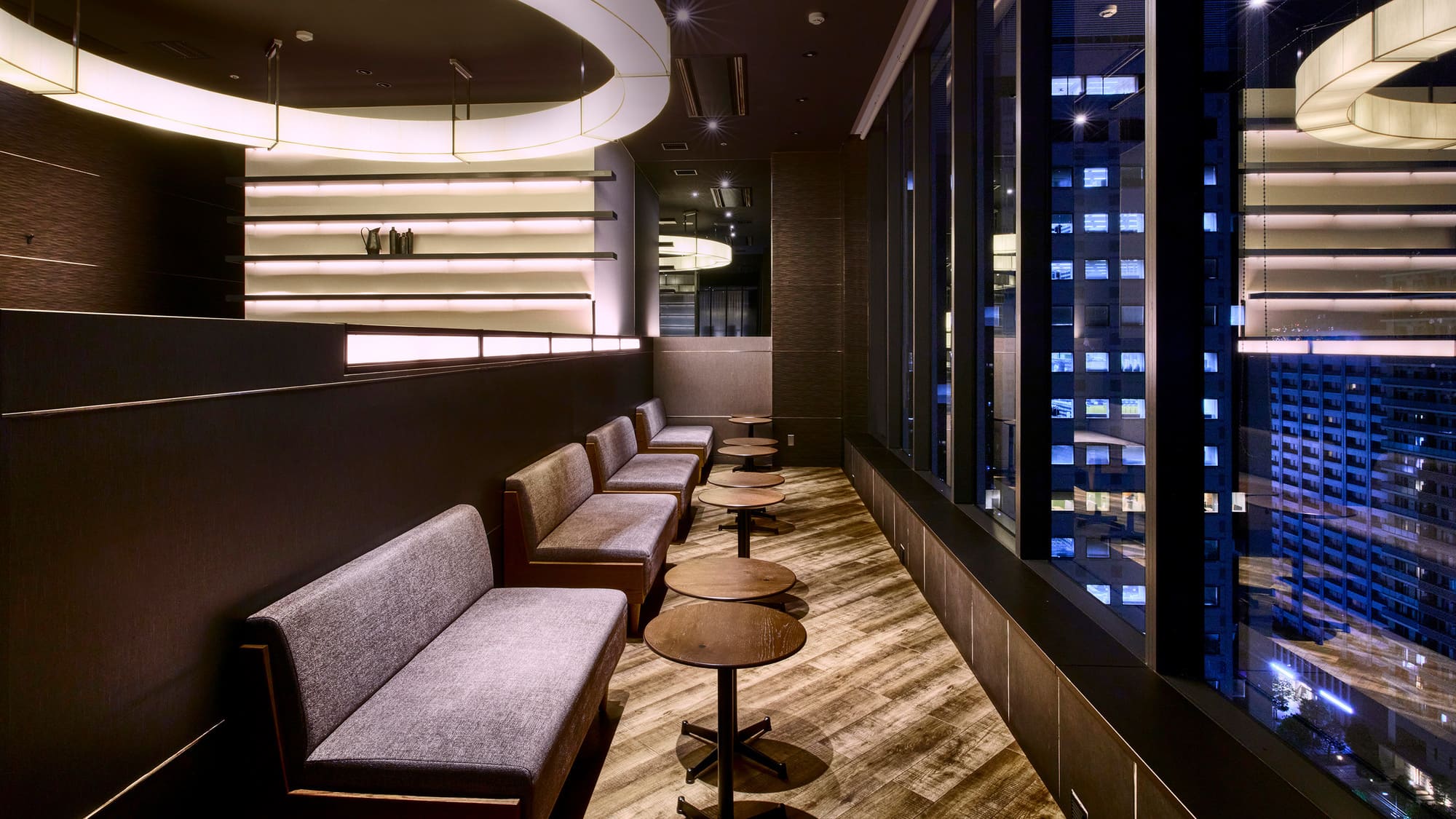 ゲストラウンジ｜東京の夜景を一望できる空間で、ゆったりとしたひとときをお過ごしください。