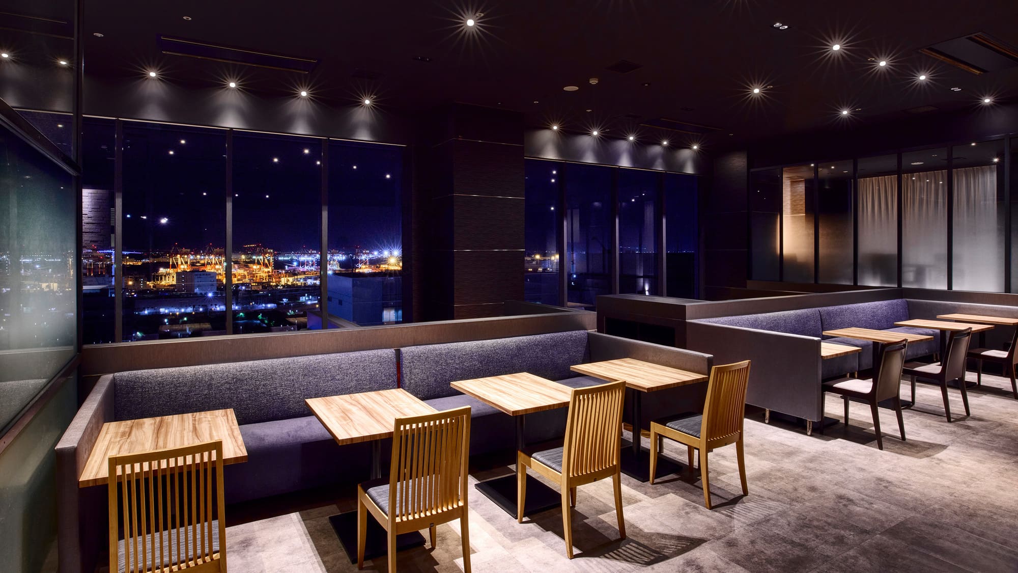 ゲストラウンジ｜無料Wi-Fi、電源のご使用が可能です。