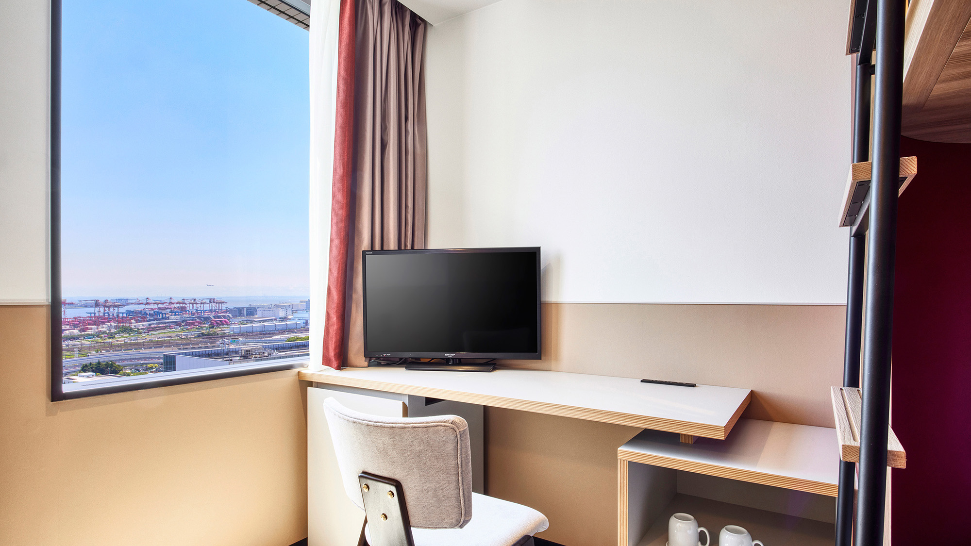 ロフトベッド｜デスクとチェアも備わっており、機能的で使い勝手のよい客室です。