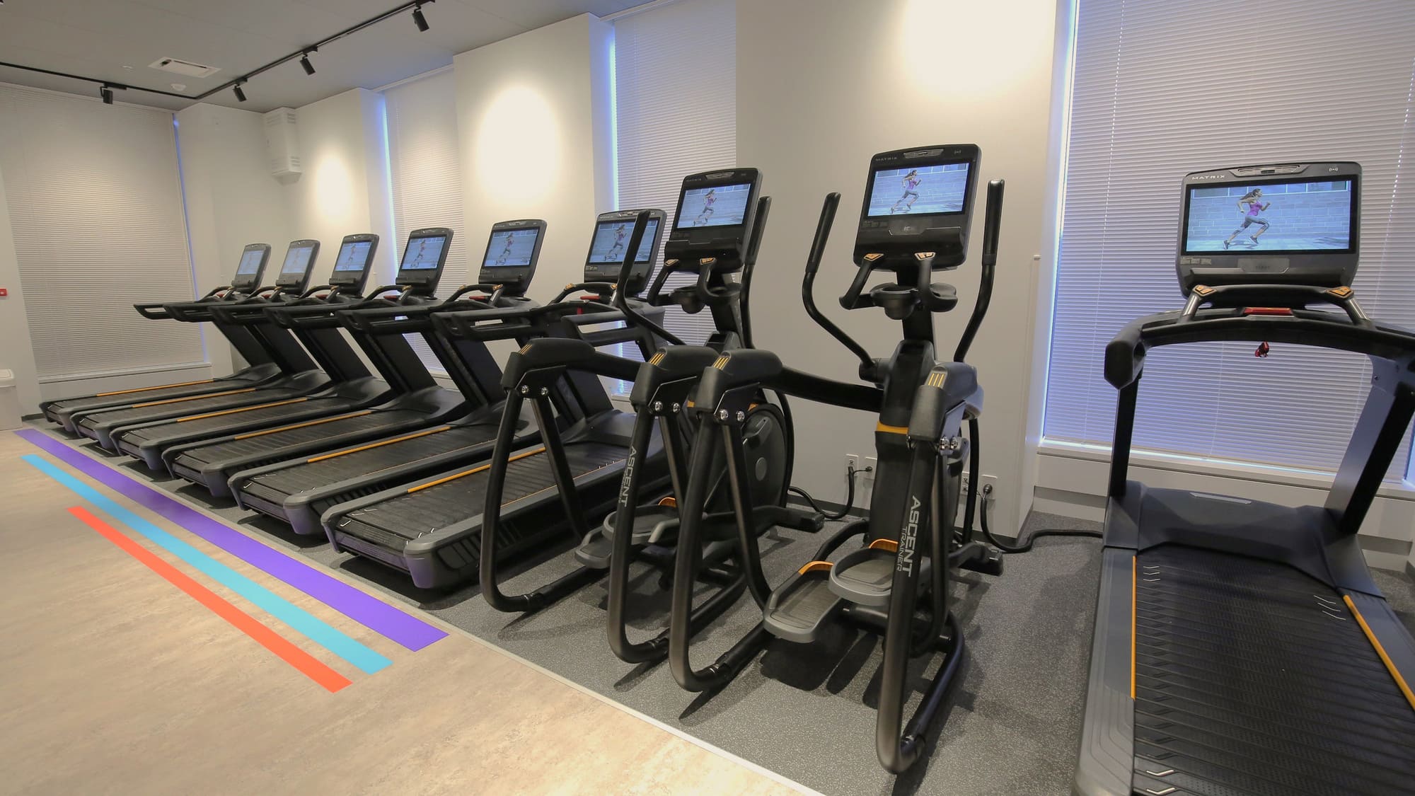 周辺施設紹介｜充実した高品質のトレーニングマシンやフィットネス施設のご利用をお楽しみください。※有料