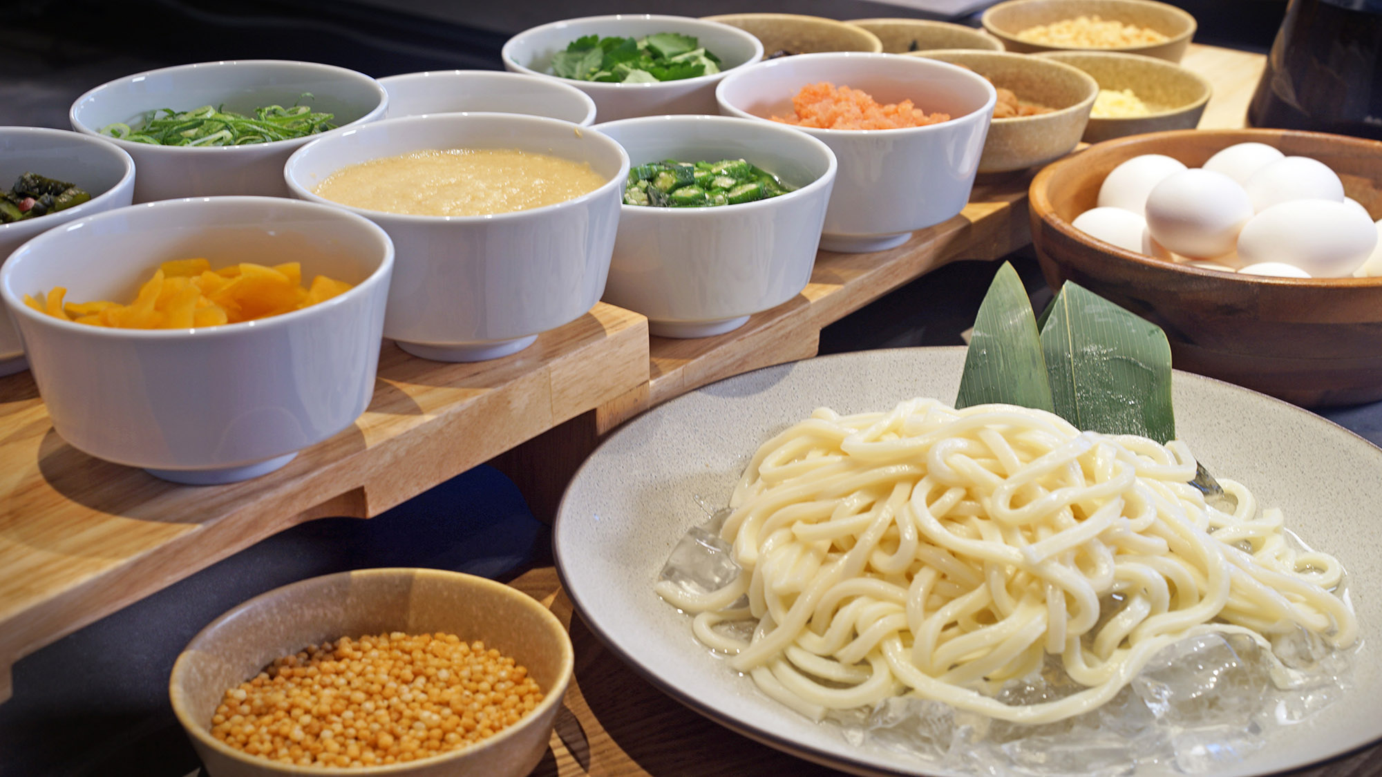 朝食ビュッフェ｜様々なトッピングを選べるお茶漬けやうどん