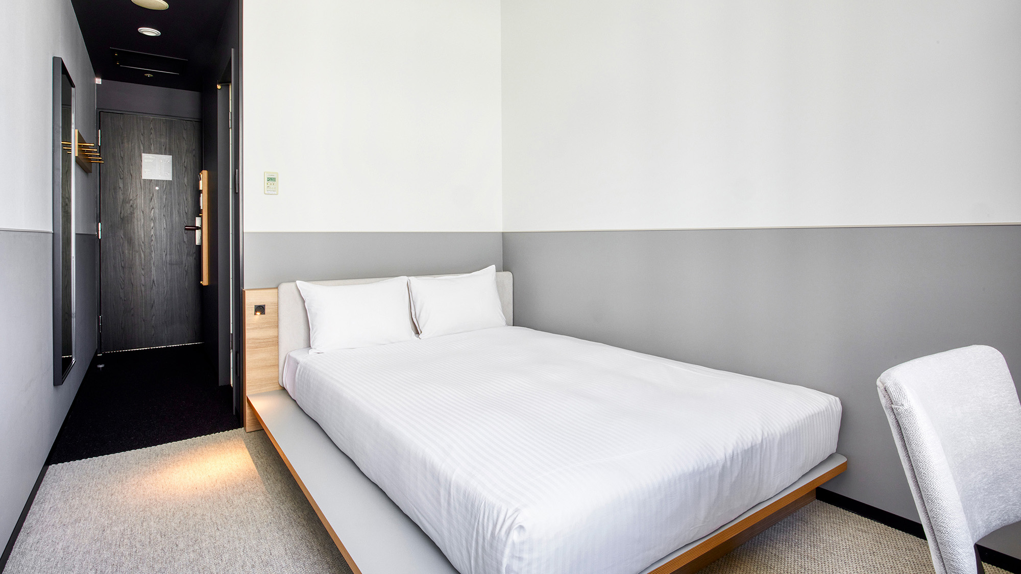 エディションダブル｜グレーと白を基調とした、モダンかつ落ちつきのある客室です。