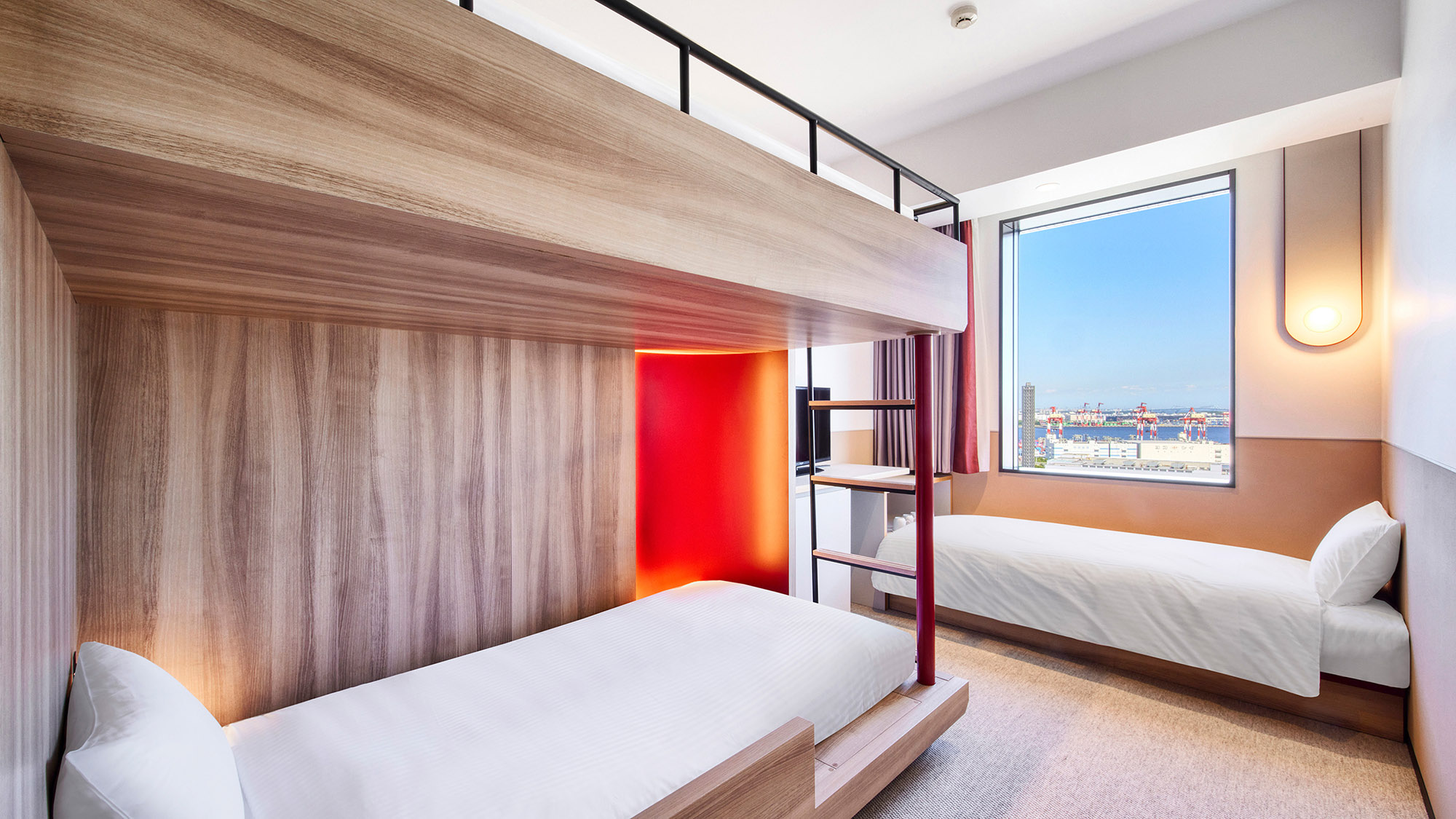 ロフトベッド（ソファベッド付）｜ソファをベッドとして利用し、最大3名様の宿泊が可能です。