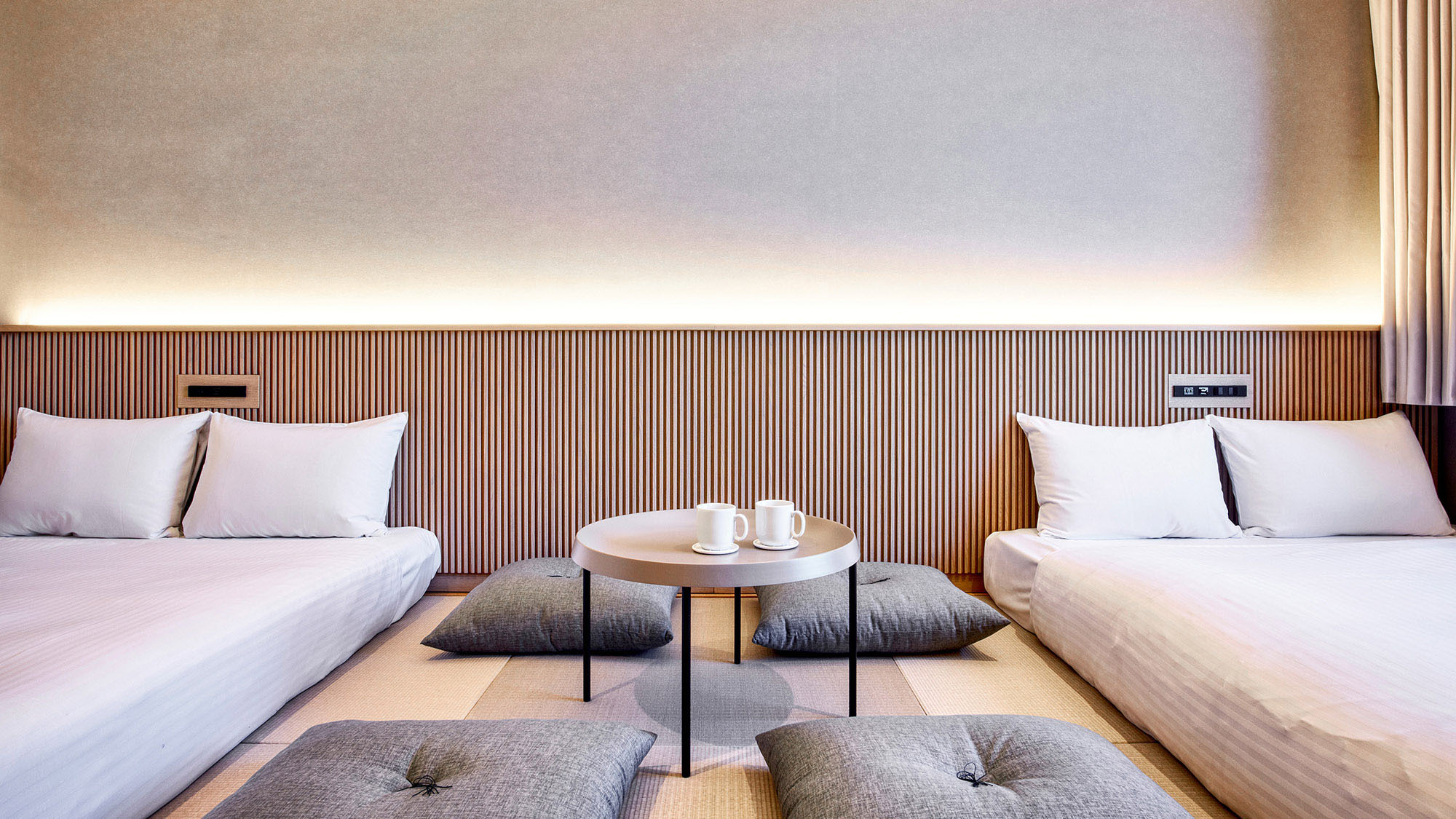 和モダンツイン｜小上がりの畳の上に、ロータイプベッドとローテーブルを設置しています。